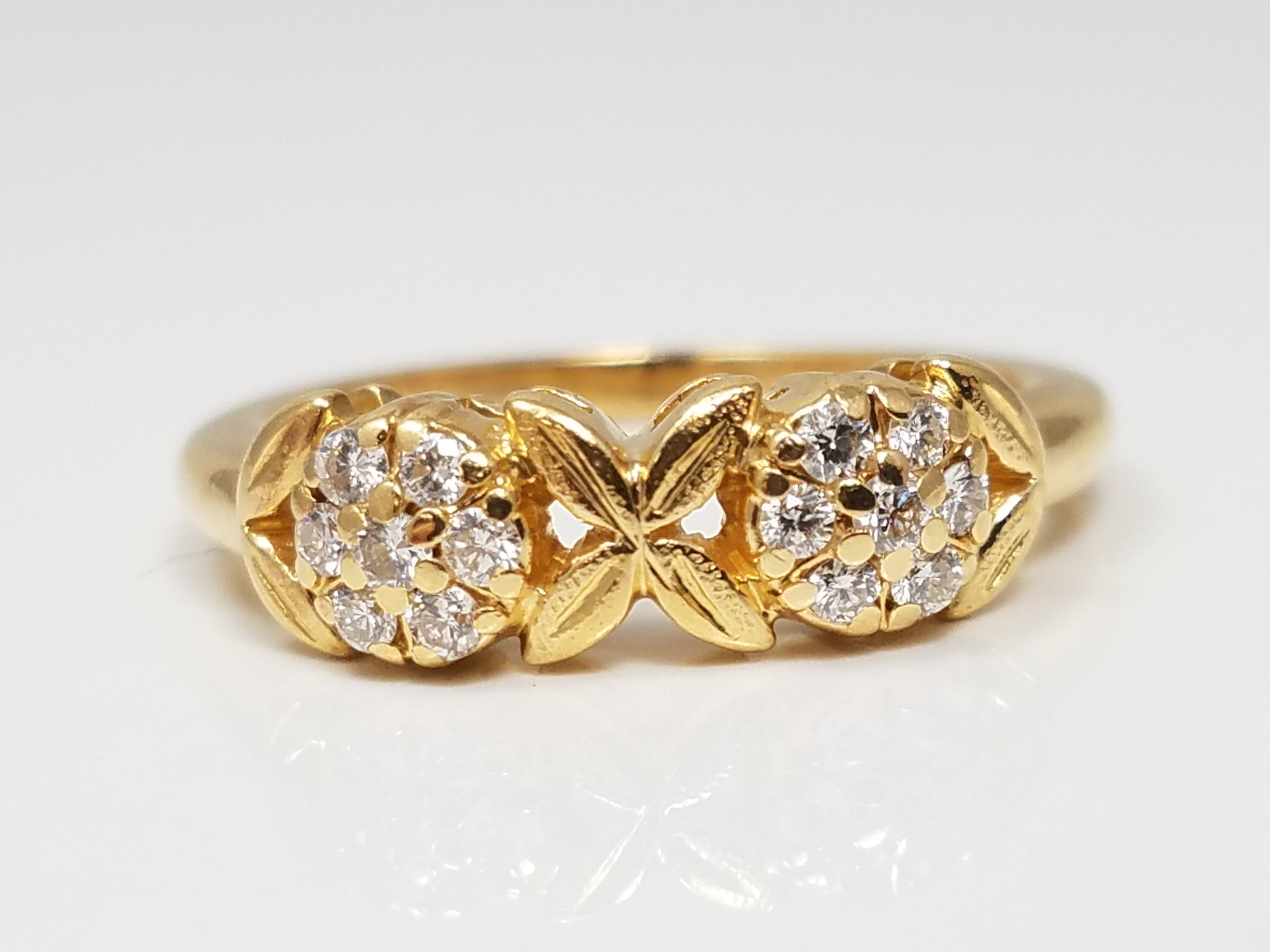 Beautiful Vintage 18k Yellow Gold Natural Diamond Flower Ring
