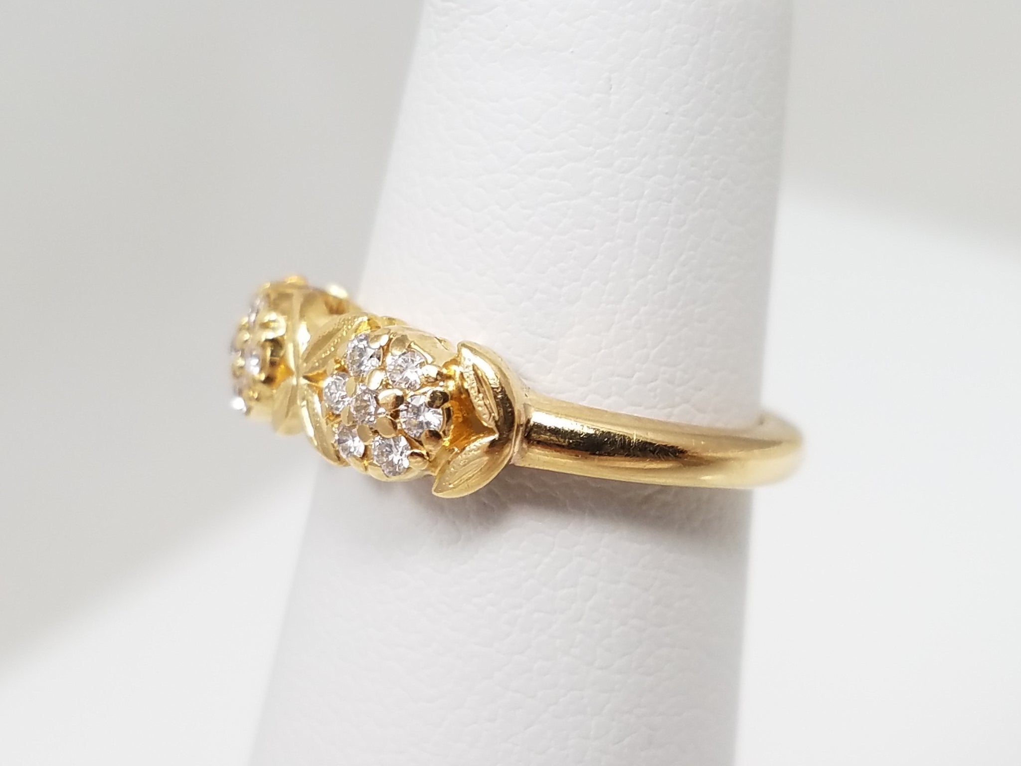 Beautiful Vintage 18k Yellow Gold Natural Diamond Flower Ring