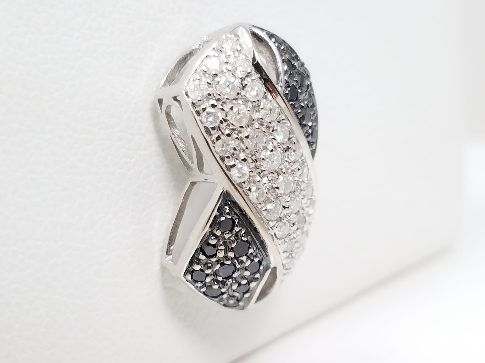 Luxurious 14k White Gold Natural Diamond Pendant