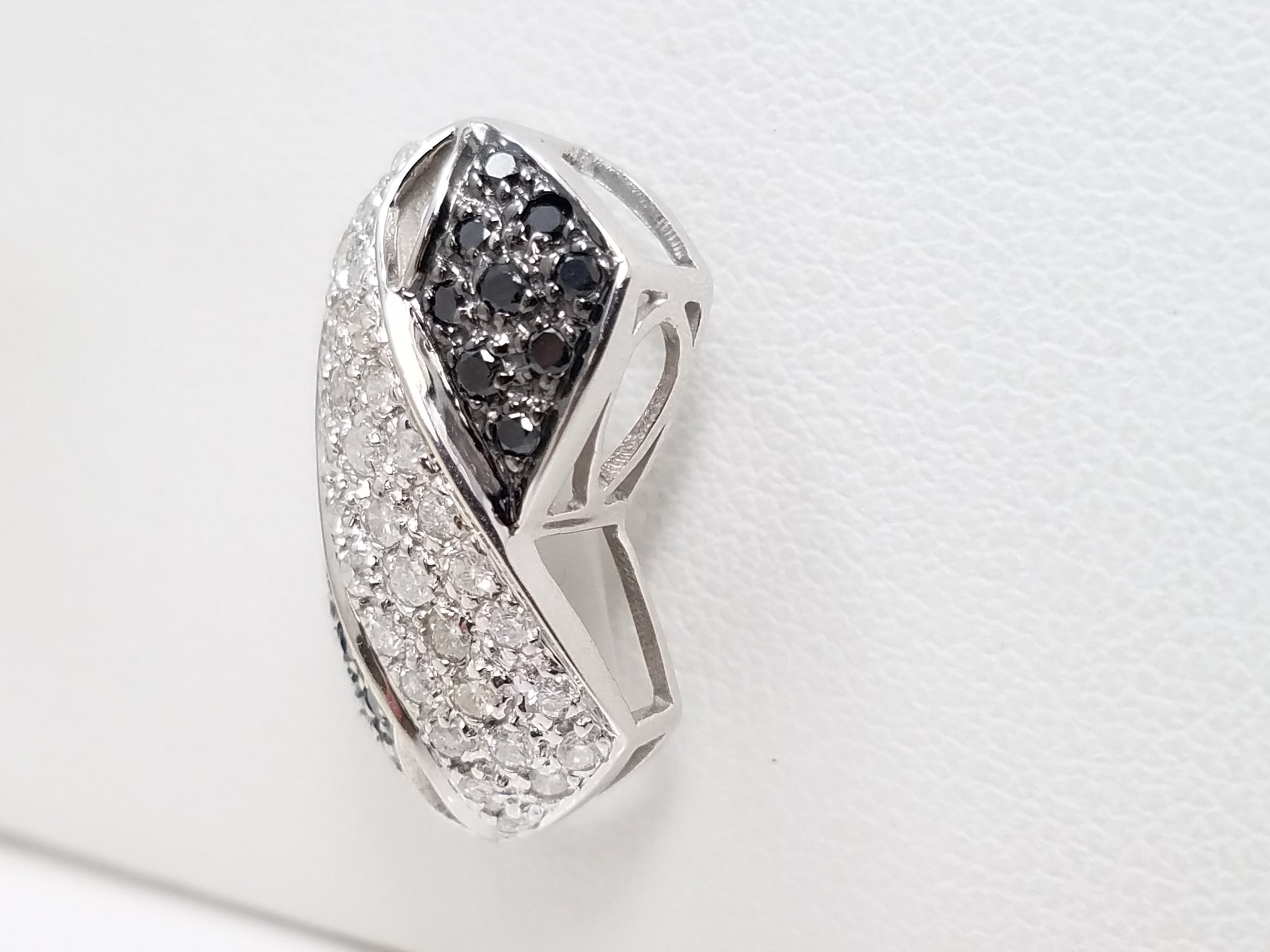 Luxurious 14k White Gold Natural Diamond Pendant