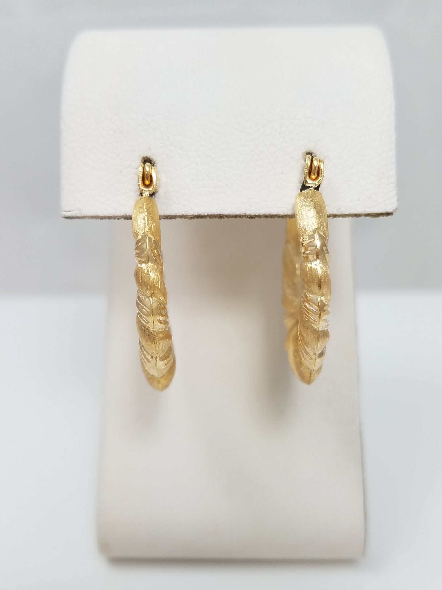 14k Yellow Gold Scalloped Hoop Earrings