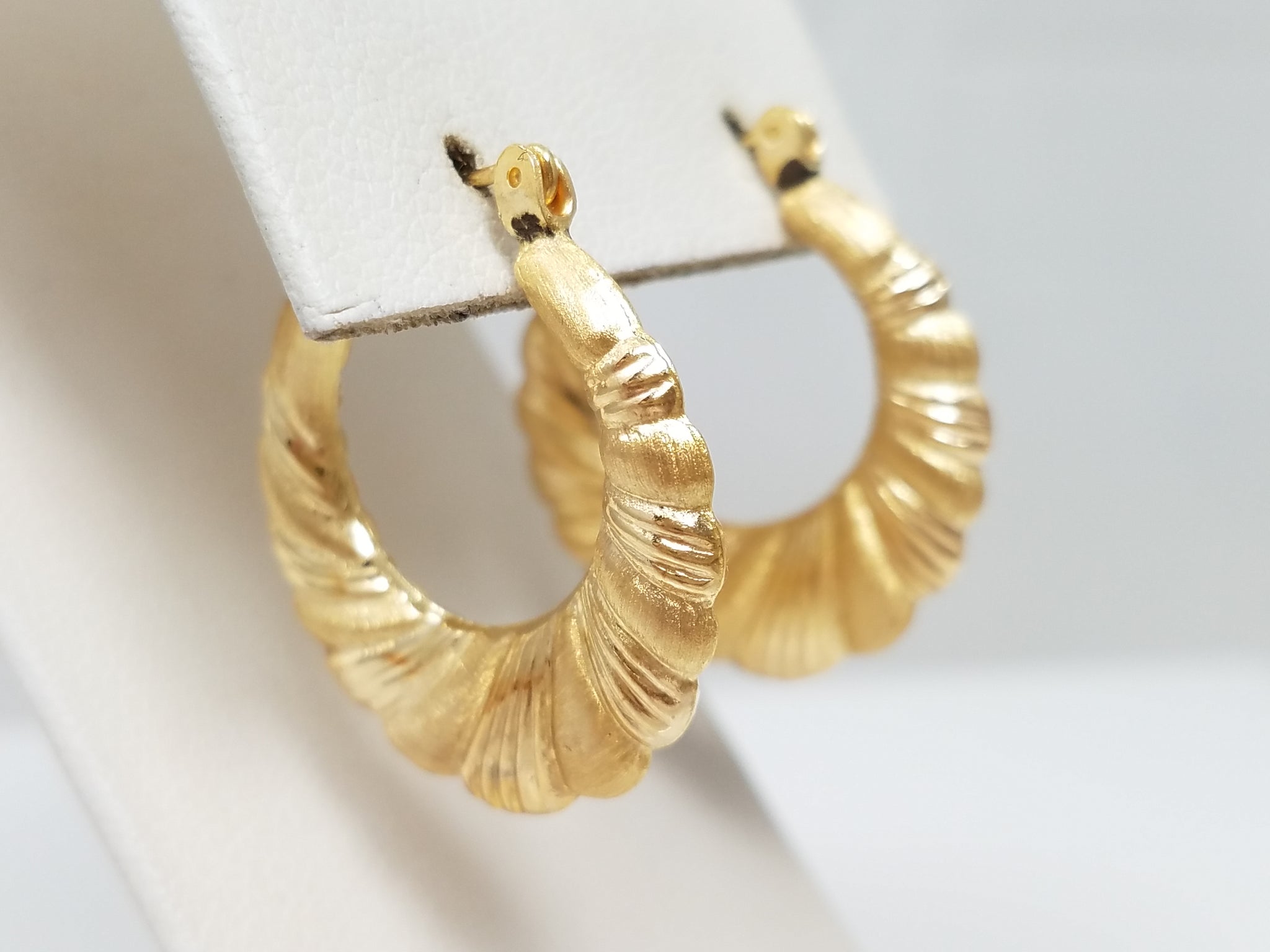 14k Yellow Gold Scalloped Hoop Earrings