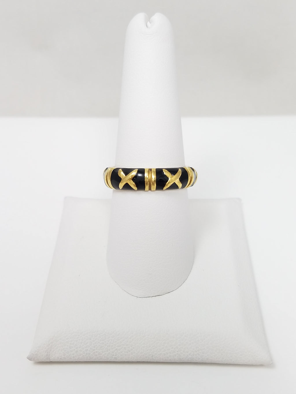 Sophisticated 18k Yellow Gold Enamel Ring Band