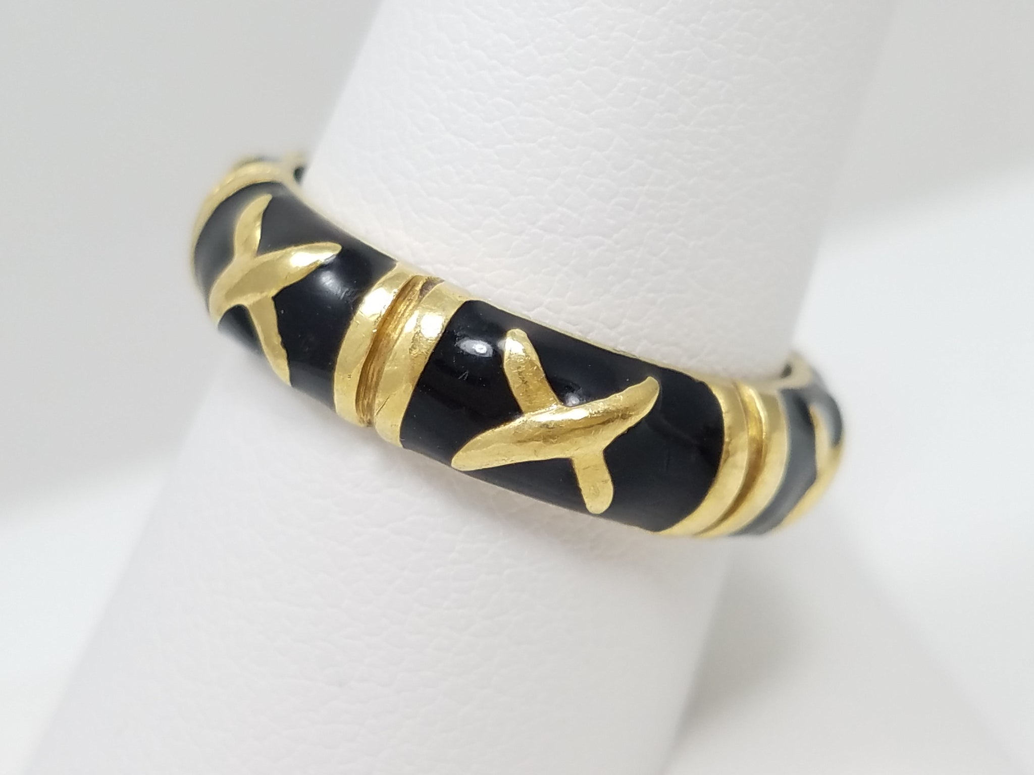Sophisticated 18k Yellow Gold Enamel Ring Band