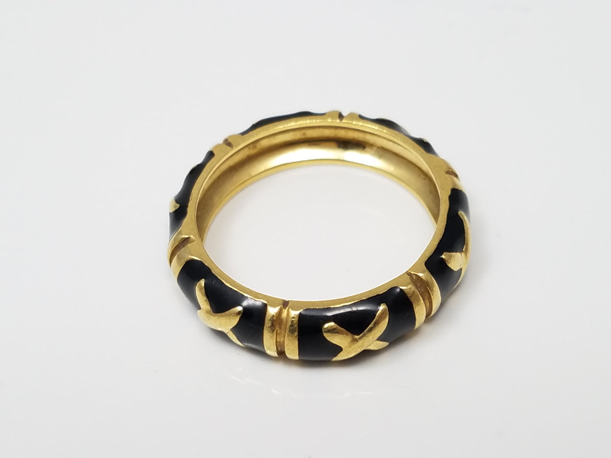 Sophisticated 18k Yellow Gold Enamel Ring Band