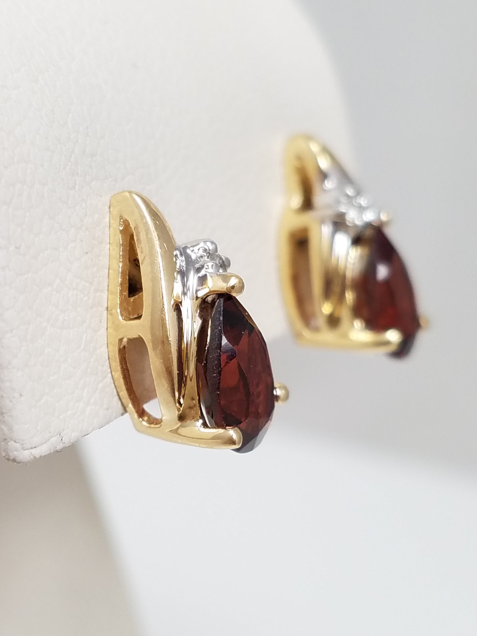 Lavish 14k Yellow Gold Natural Garnet Diamond Earrings