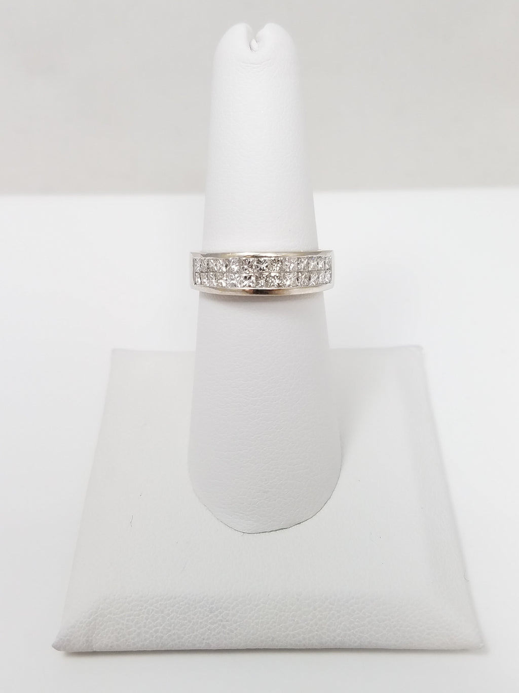 Elegant 18k White Gold 1ctw Invisible-Set Princess Cut Diamond Band