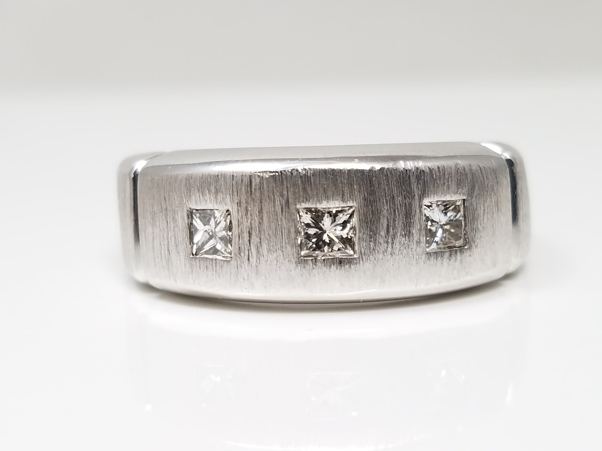 Magnificent Men's 14k White Gold Natural Diamond Wedding Ring Band