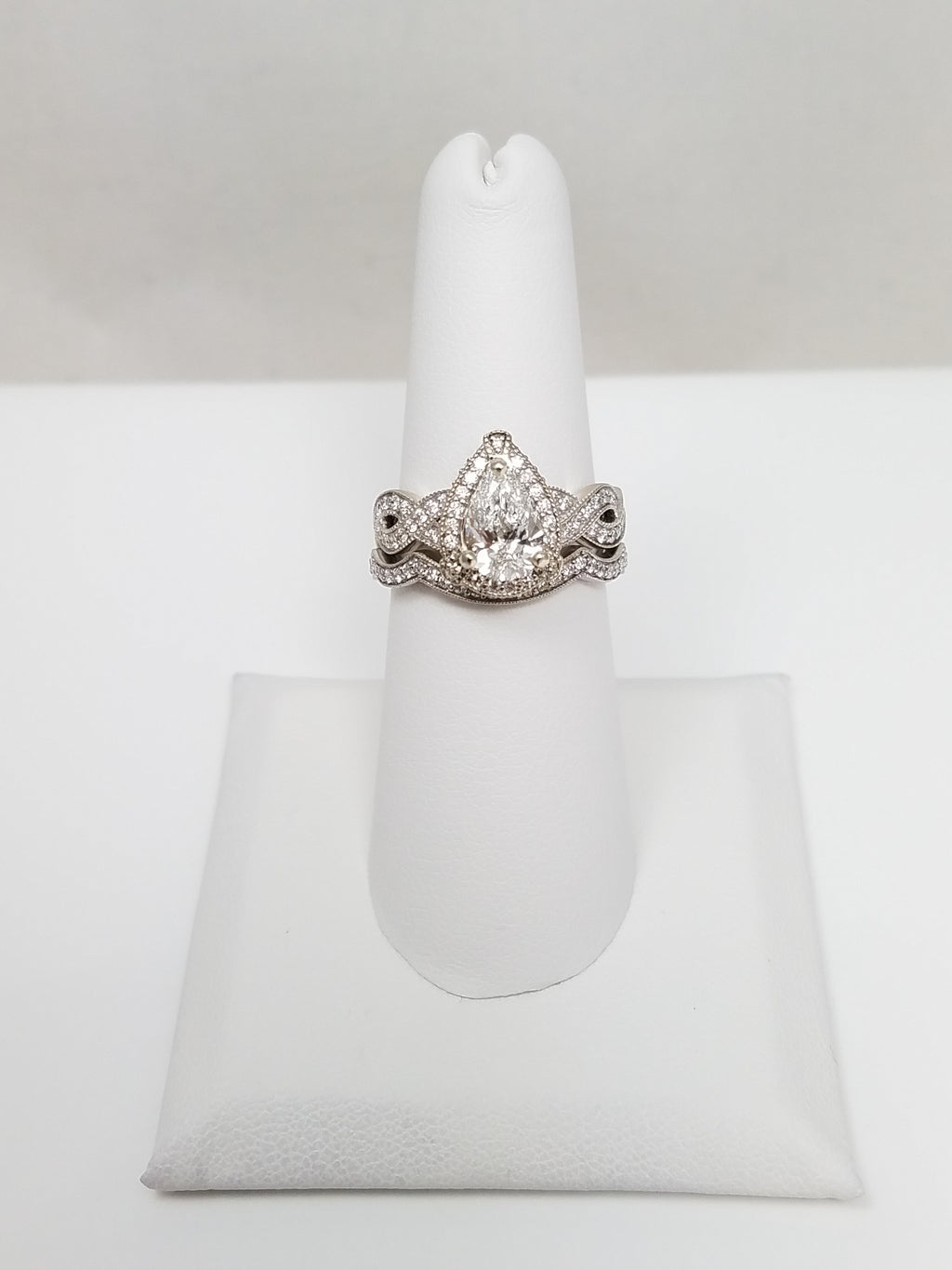 Luxurious 14k White Gold IGI Certified Lab Grown & Natural Diamond Engagement Ring Set