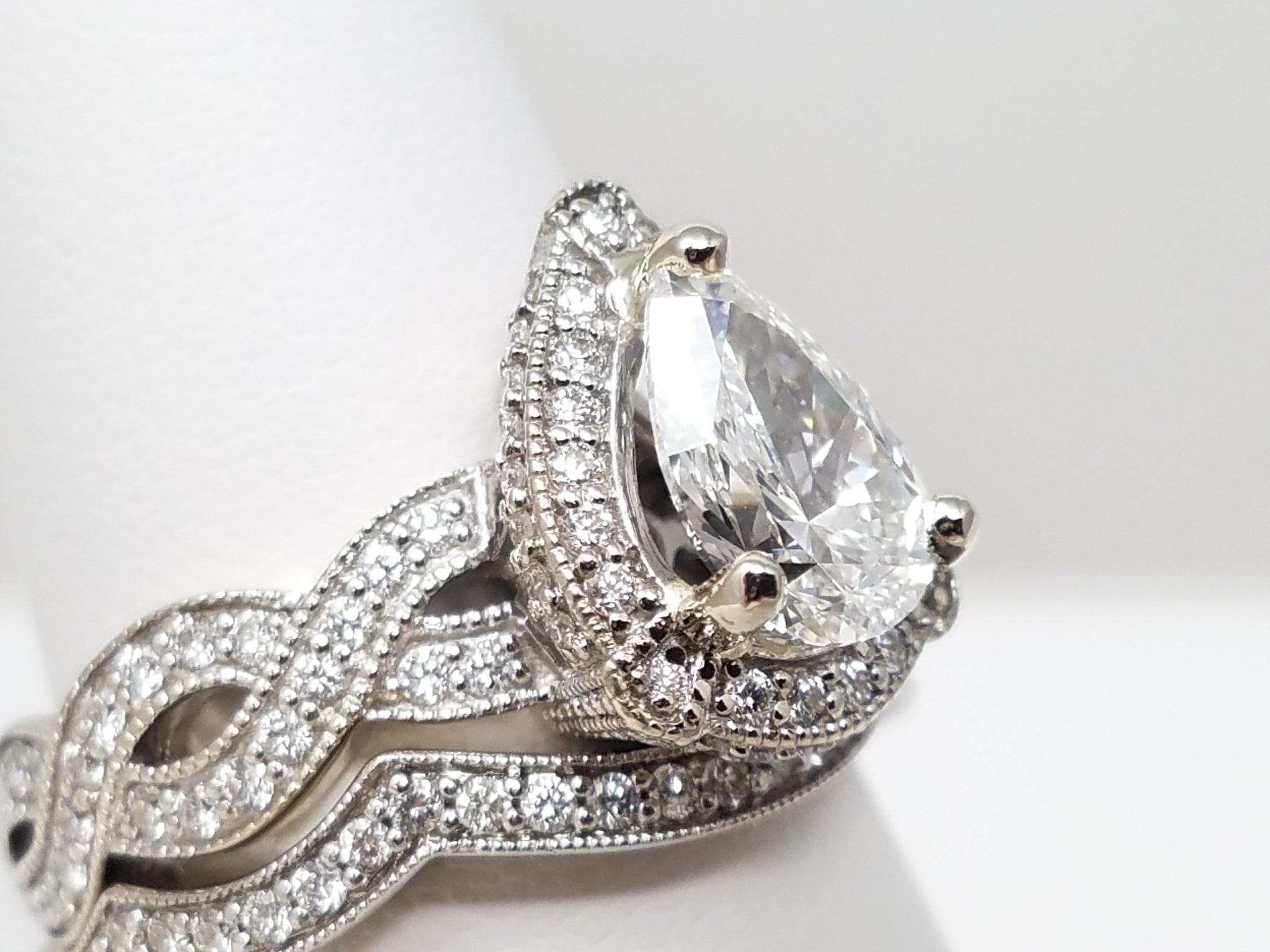 Luxurious 14k White Gold IGI Certified Lab Grown & Natural Diamond Engagement Ring Set