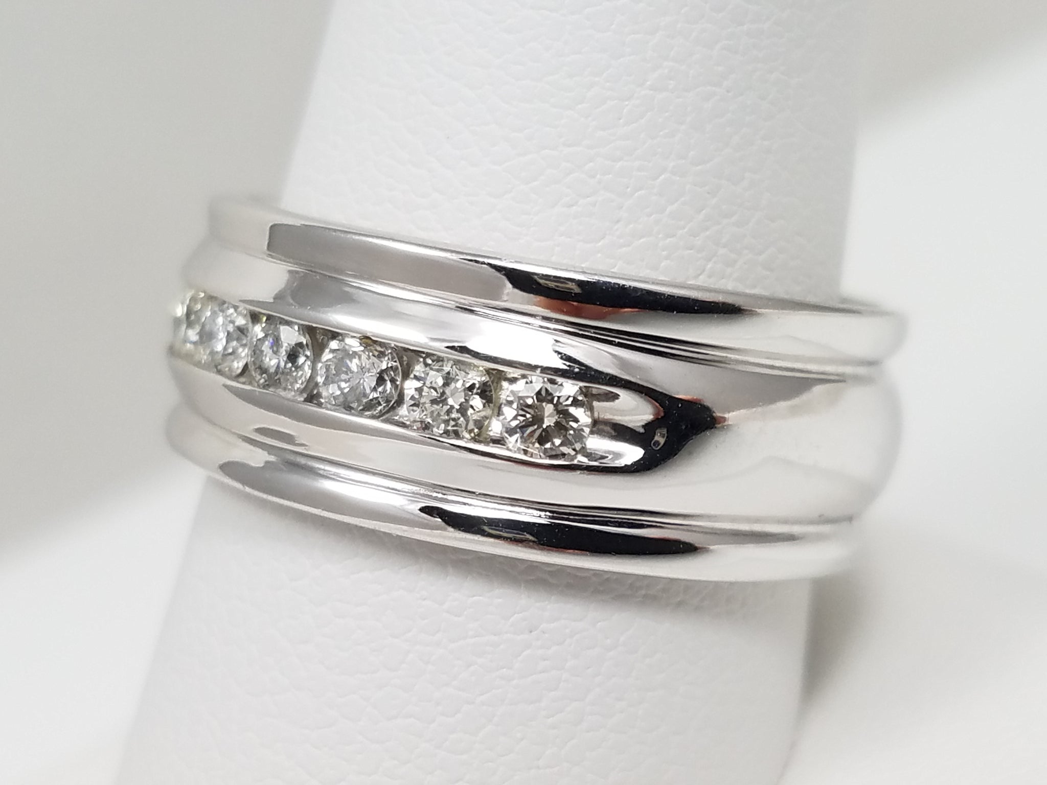 Dapper Men's 14k White Gold Natural Diamond Comfort Fit Wedding Ring Band