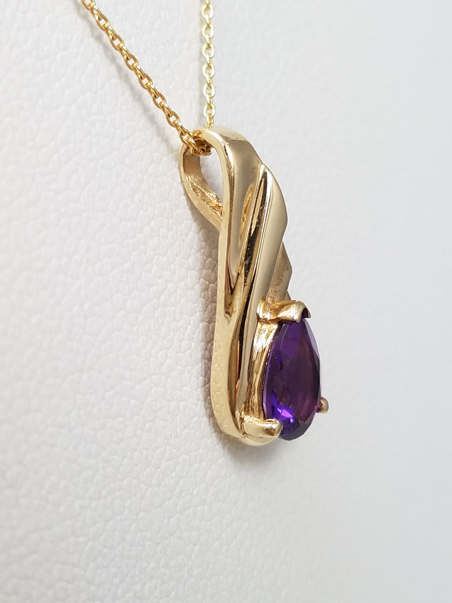 Soothing 18" 14k Yellow Gold Natural Amethyst Pendant Necklace