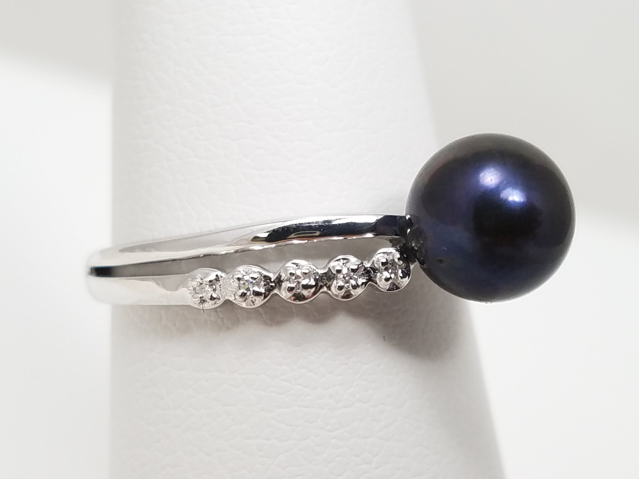Lovely 14k White Gold Cultured Pearl Natural Diamond Ring
