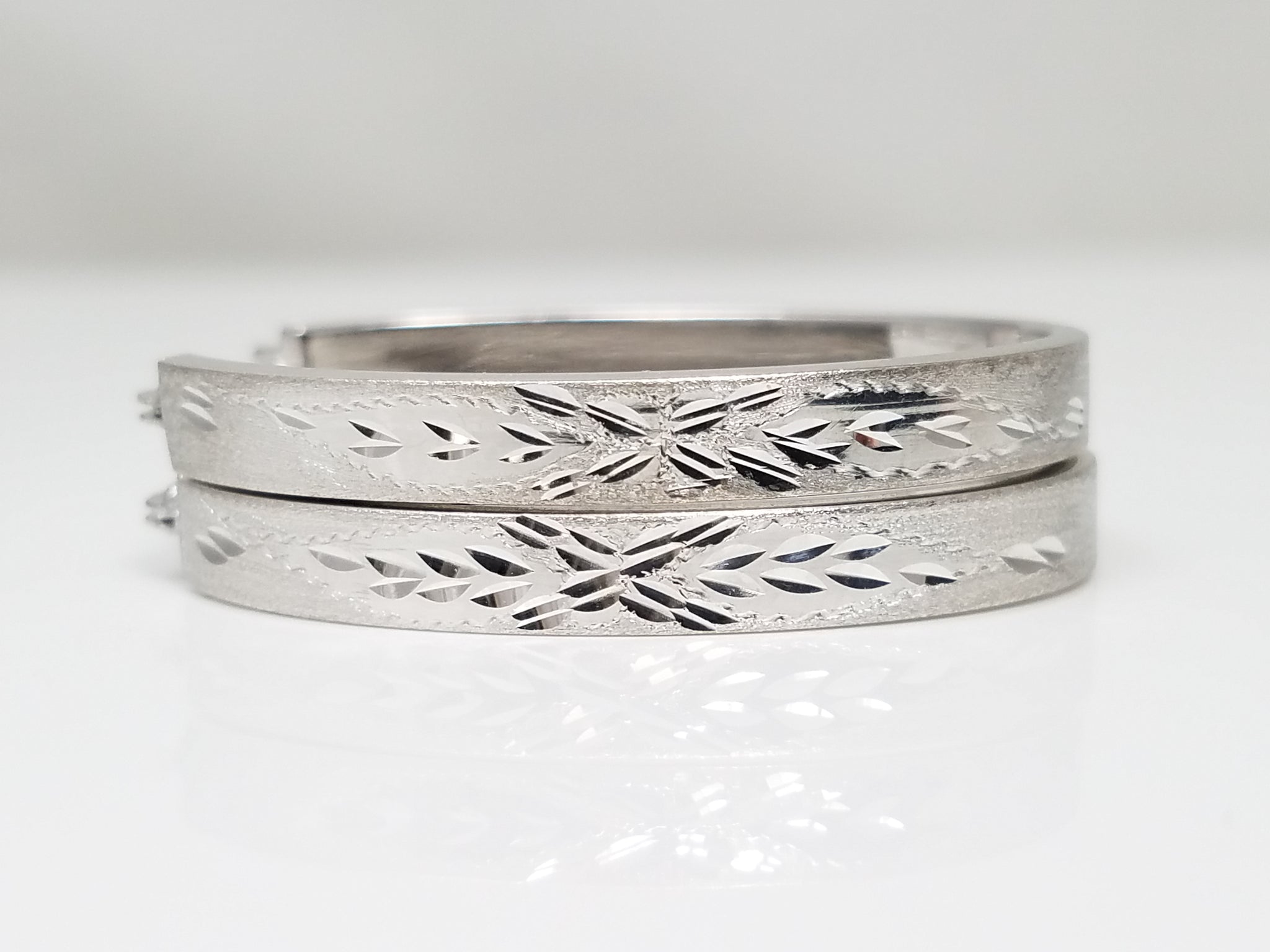 Shimmering 14k White Gold Diamond Cut Hollow Hoop Earrings