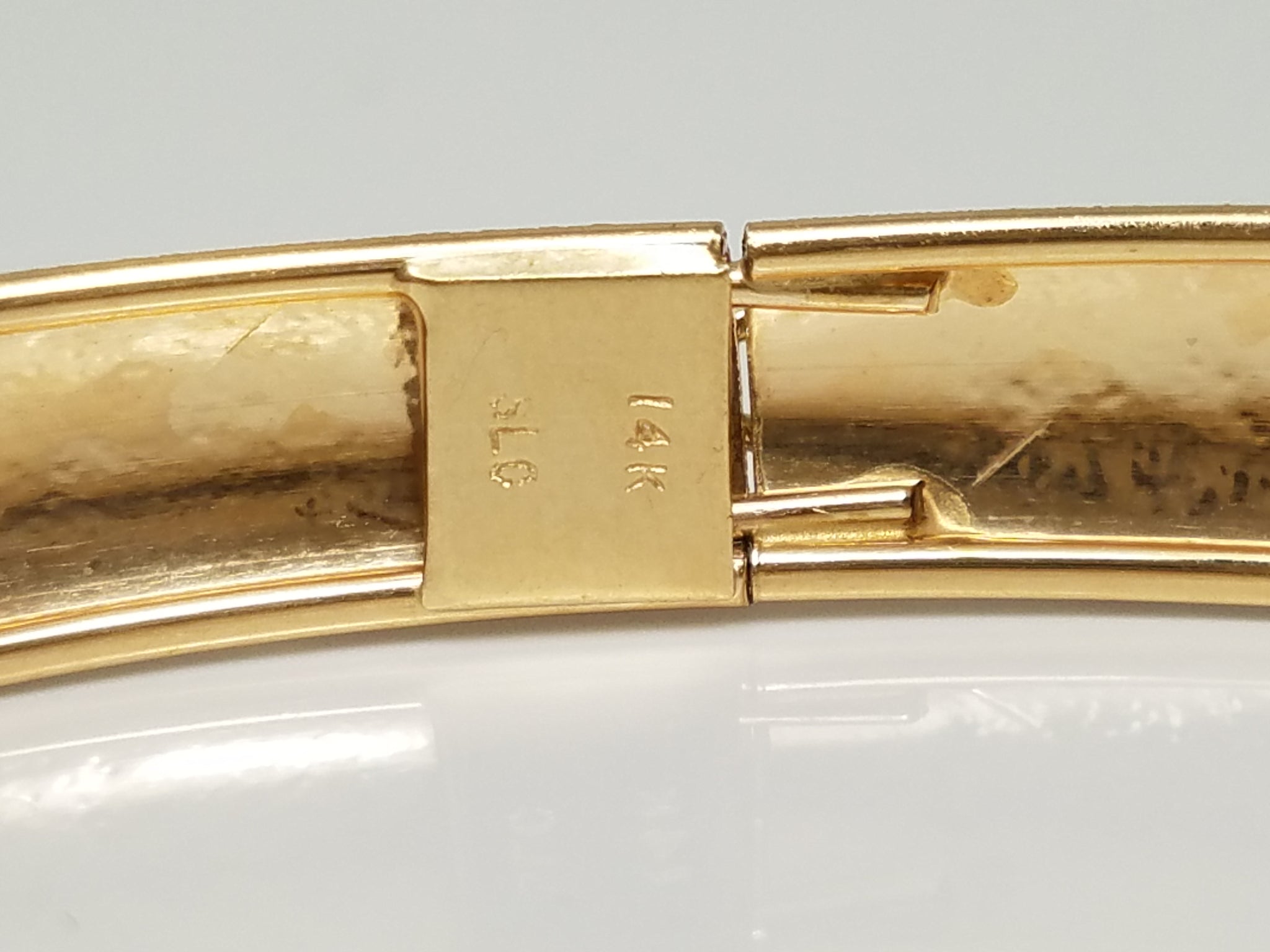 Sparkly 14k Yellow Gold Enamel Bangle
