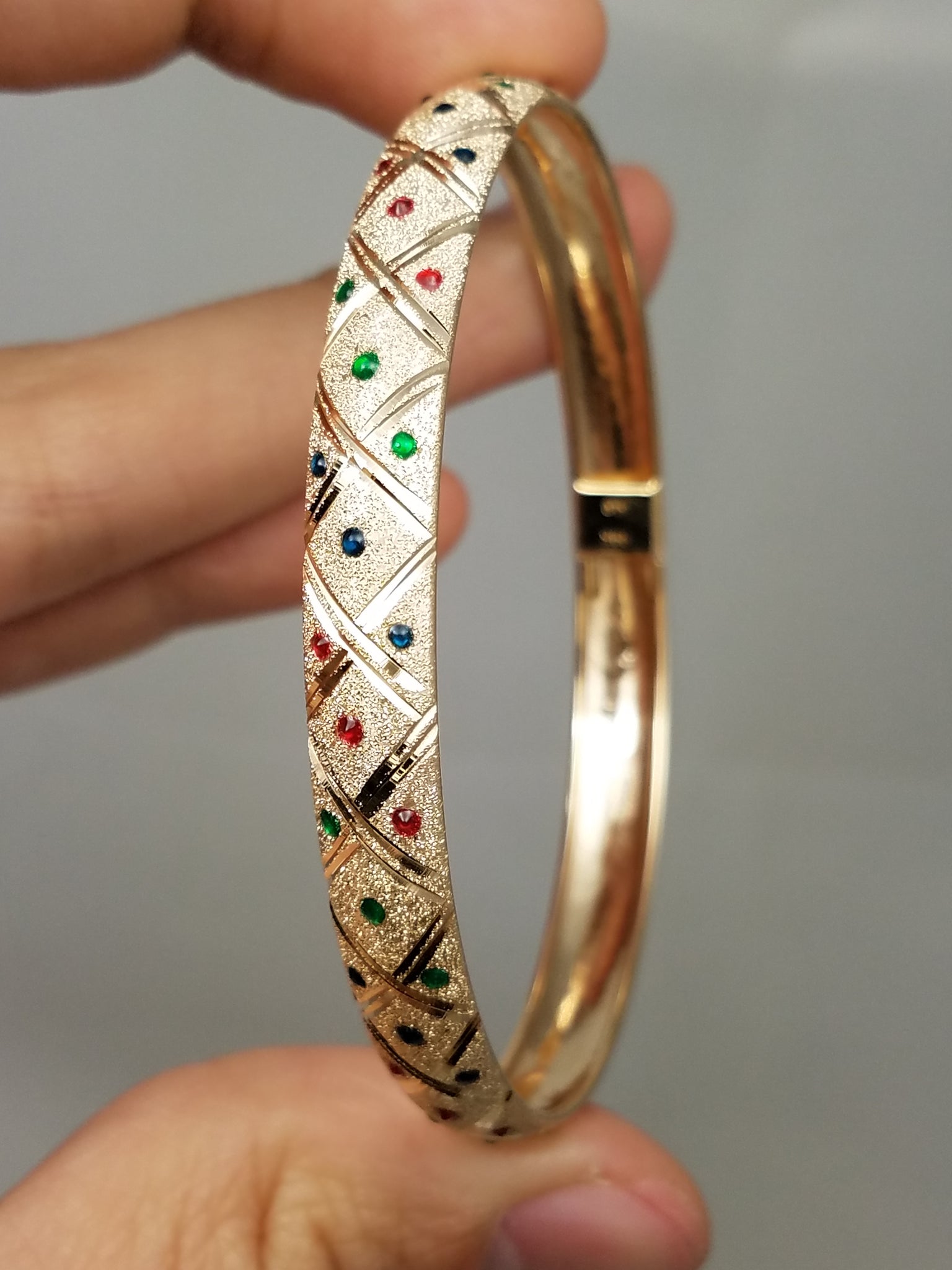 Sparkly 14k Yellow Gold Enamel Bangle