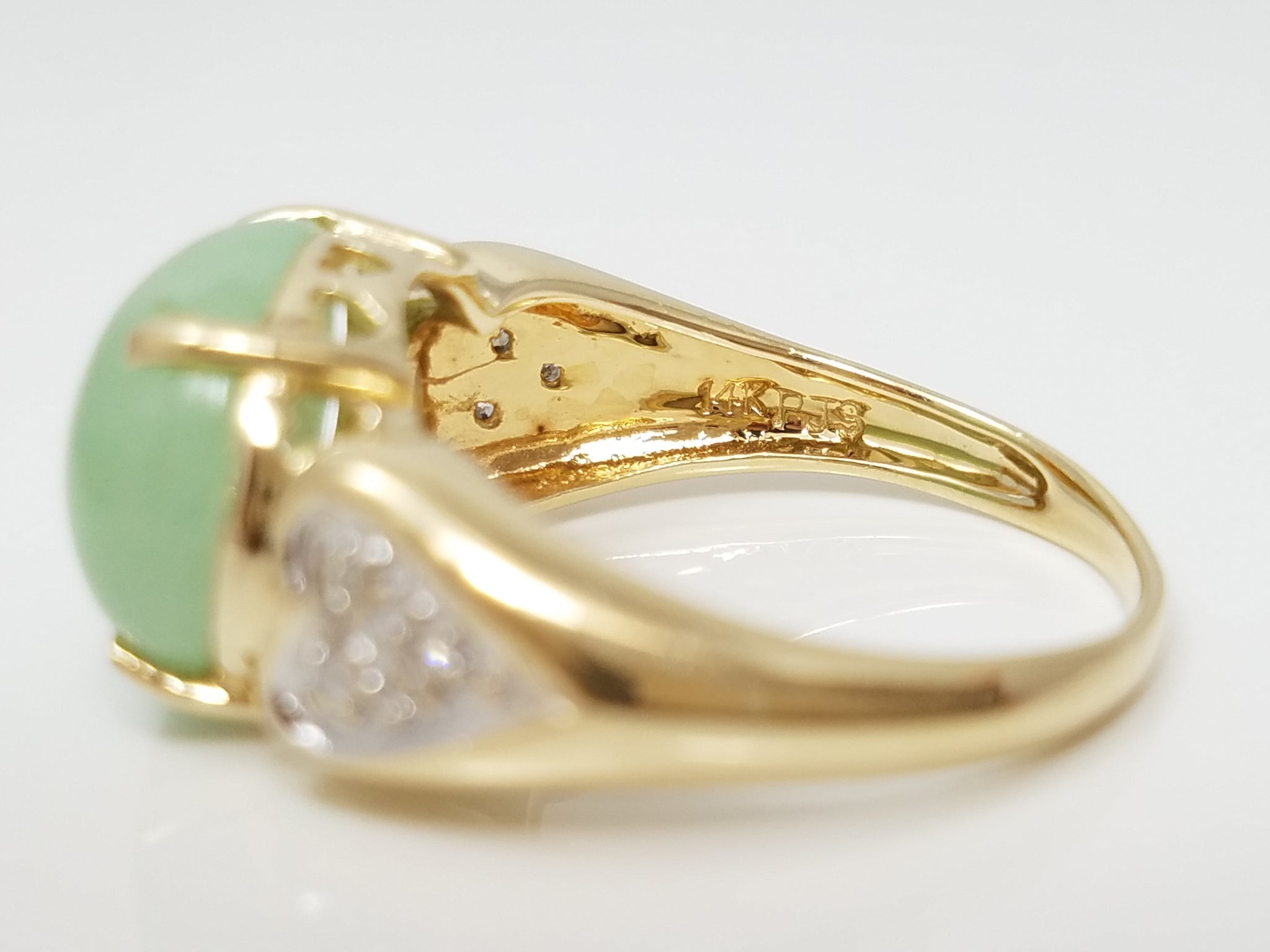 Soothing 14k Yellow Gold Natural Jade Diamond Ring
