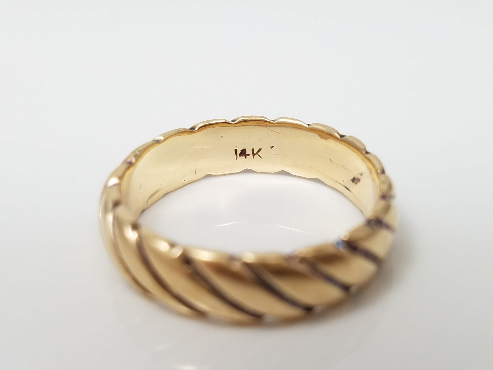 Captivating 14k Yellow Gold Wavy Ring Band
