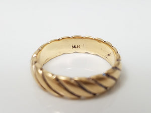 Captivating 14k Yellow Gold Wavy Ring Band