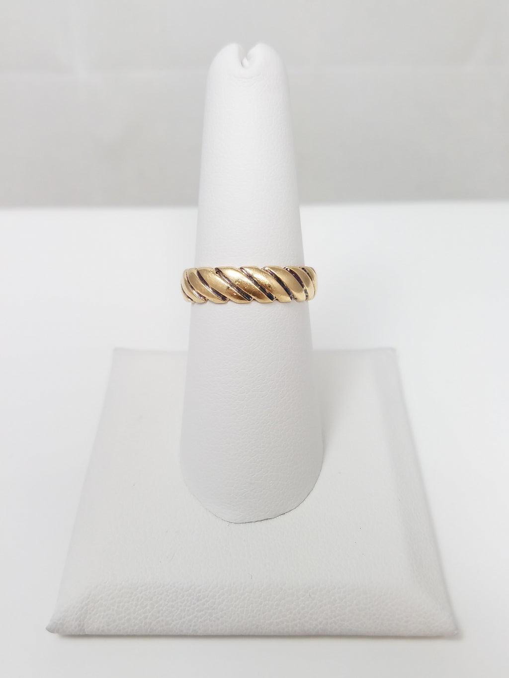 Captivating 14k Yellow Gold Wavy Ring Band
