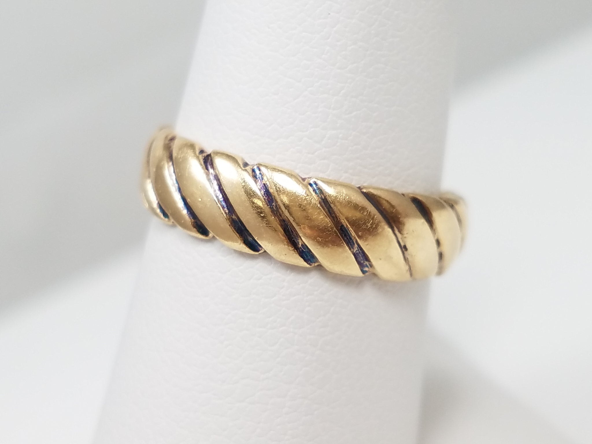 Captivating 14k Yellow Gold Wavy Ring Band