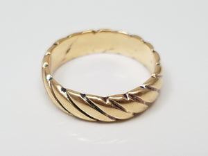 Captivating 14k Yellow Gold Wavy Ring Band