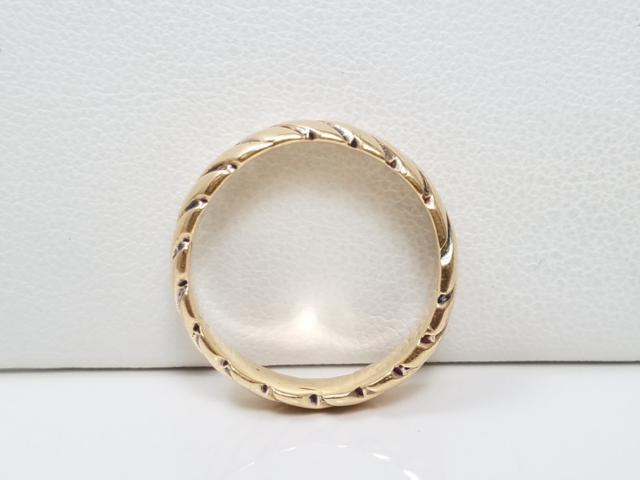 Captivating 14k Yellow Gold Wavy Ring Band