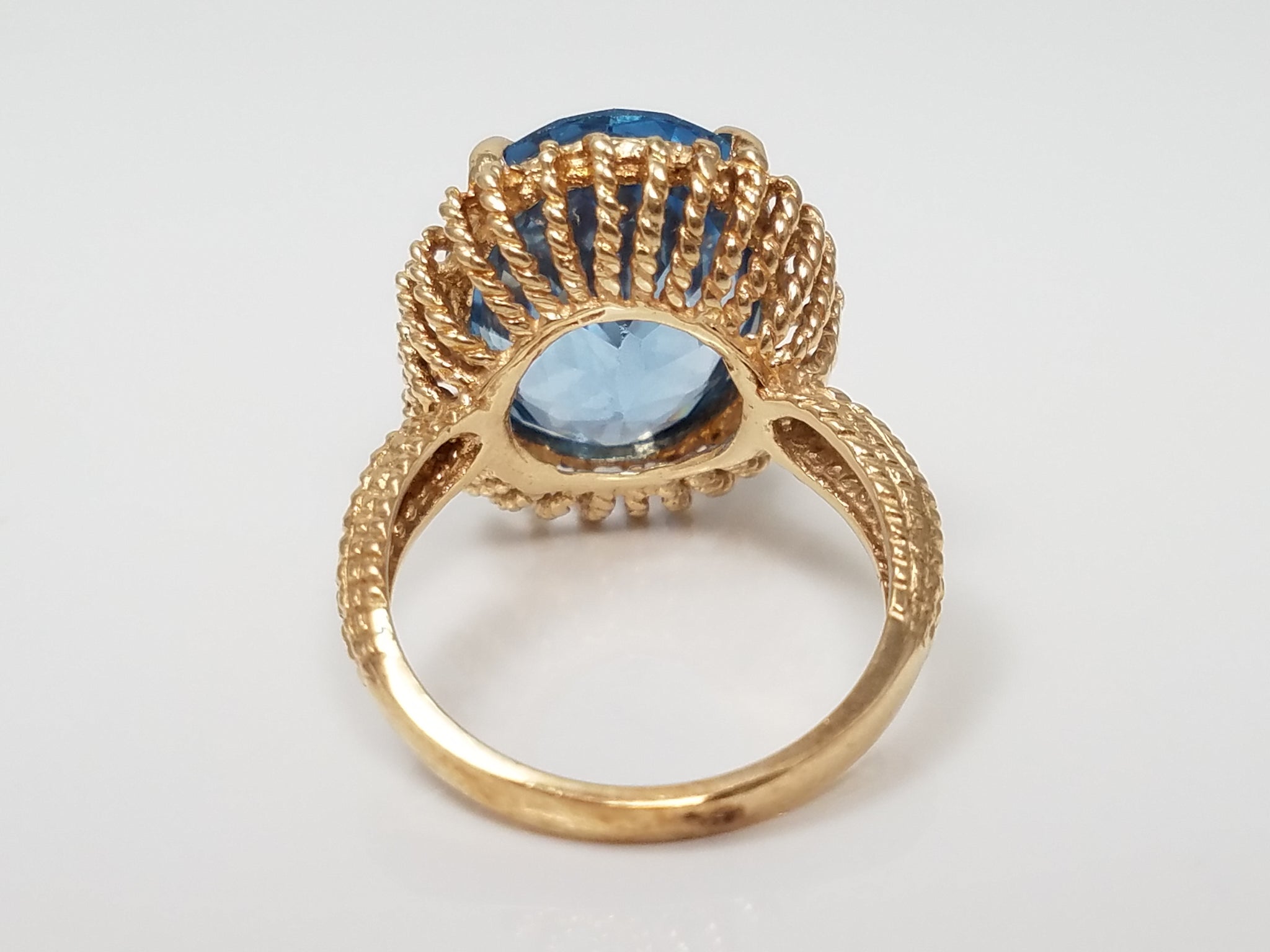 Brilliant 8k Yellow Gold Natural Blue Topaz Ring