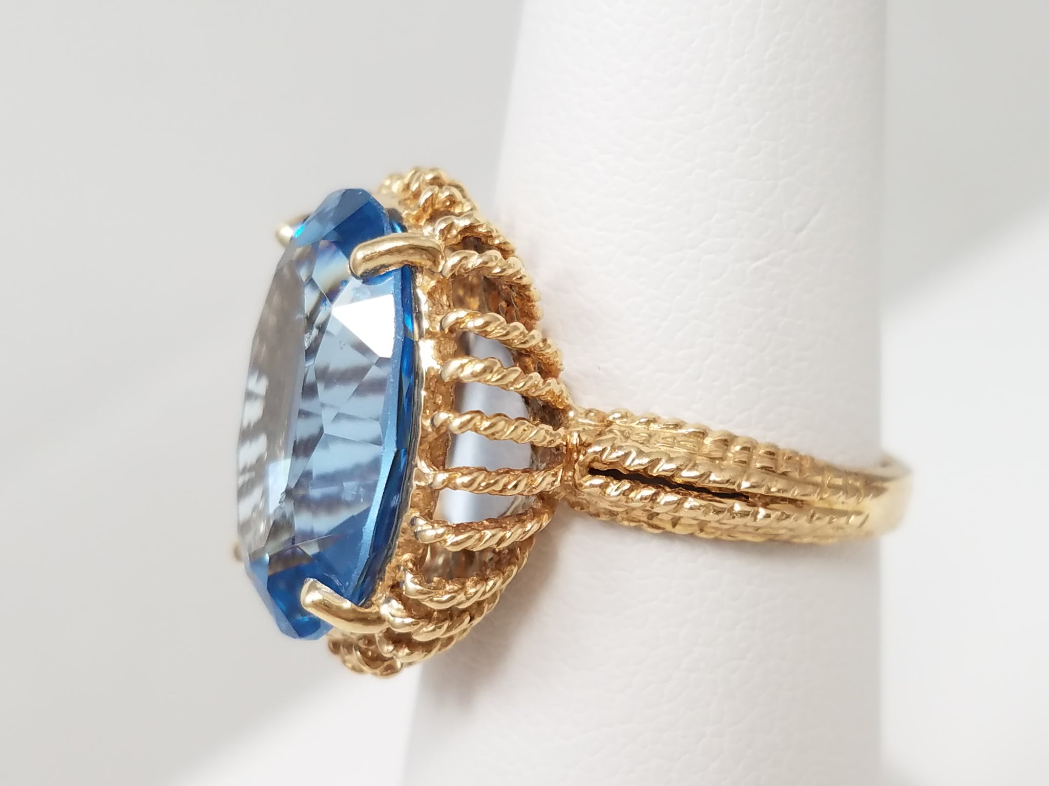 Brilliant 8k Yellow Gold Natural Blue Topaz Ring