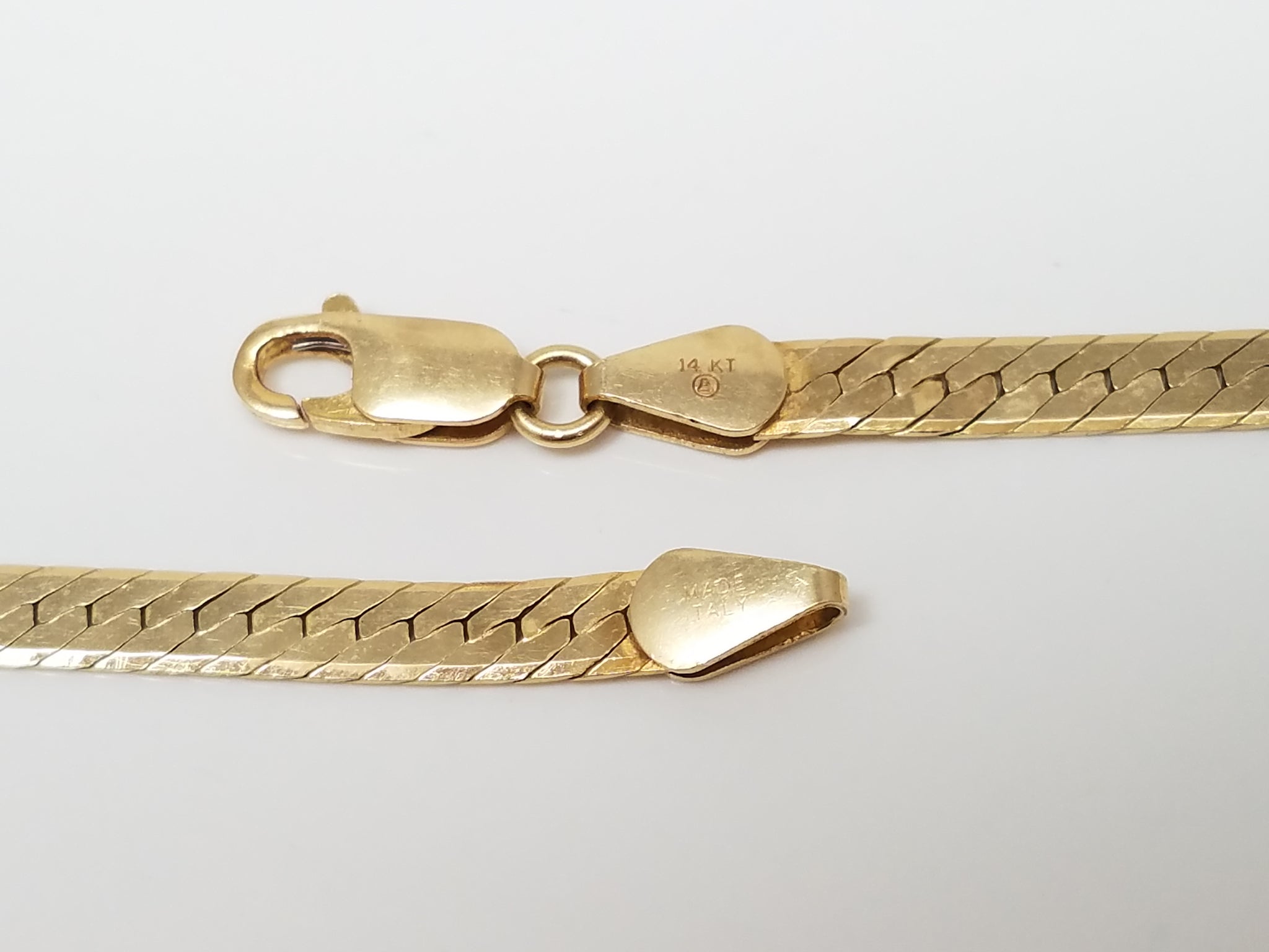 Attractive 20" 14k Yellow Gold Beveled Herringbone Chain Necklace