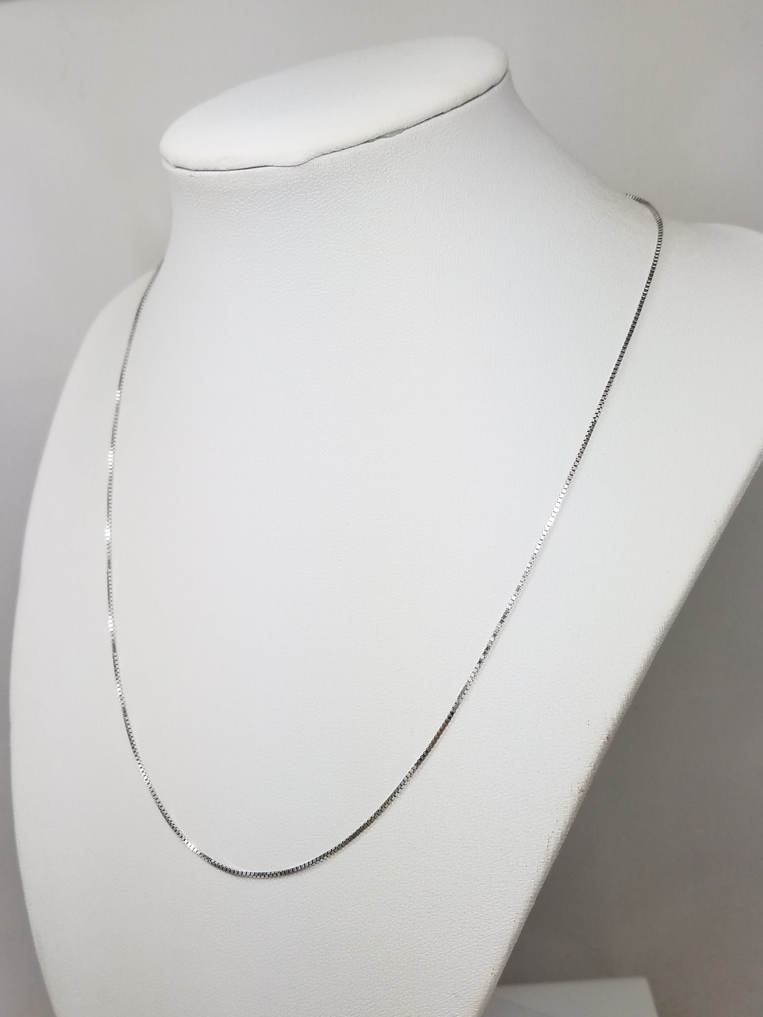 Stylish 18" 14k White Gold Box Link Chain Necklace