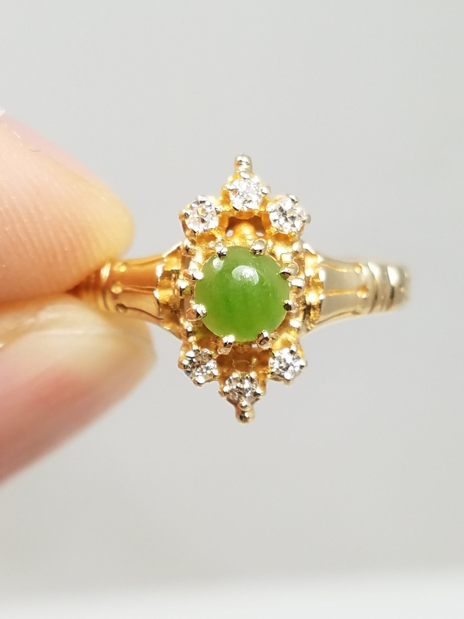 Soothing Vintage 14k Yellow Gold Natural Jade Diamond Ring
