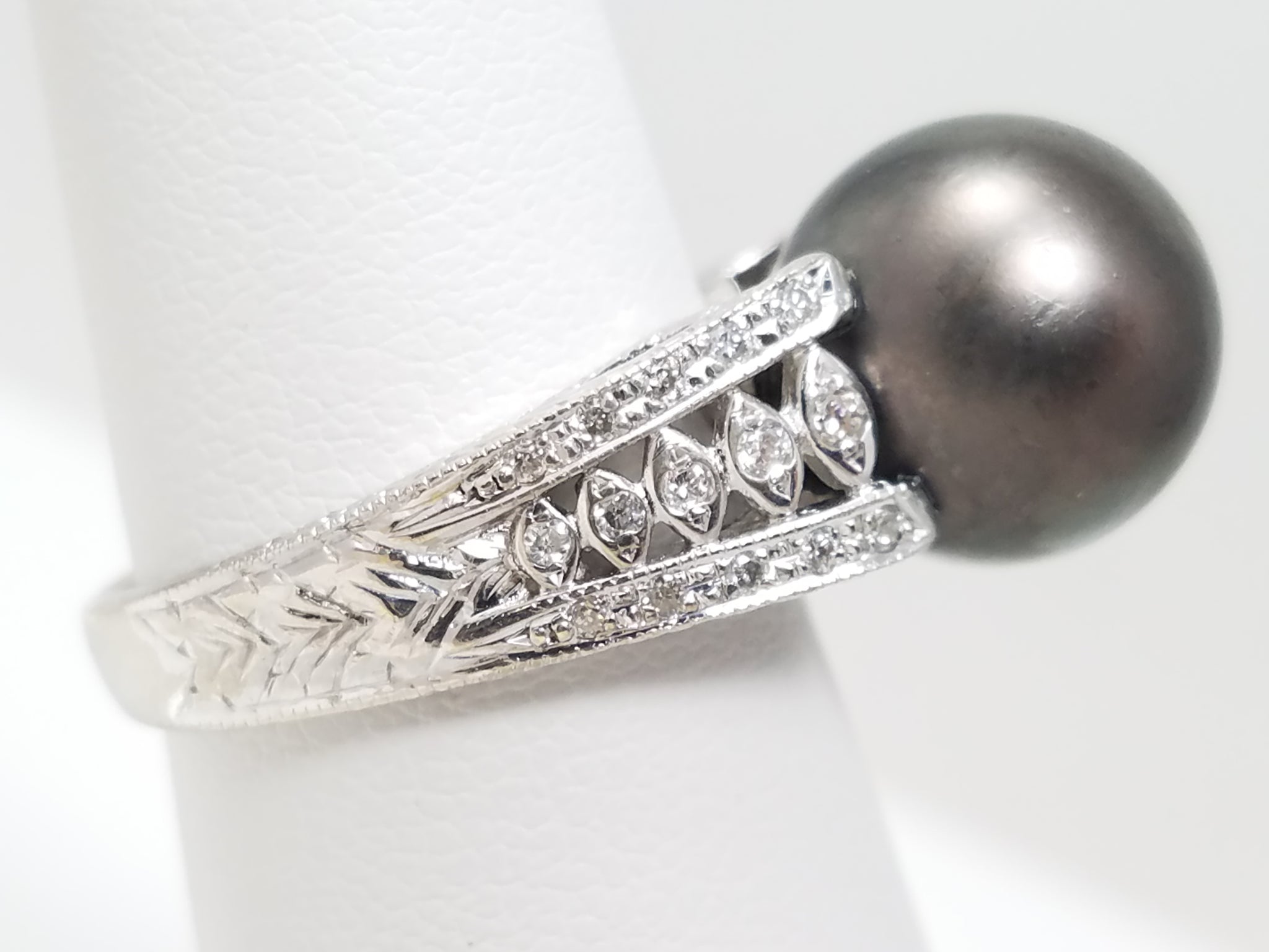Exquisite 18k White Gold Tahitian Pearl Natural Diamond Filigree Ring