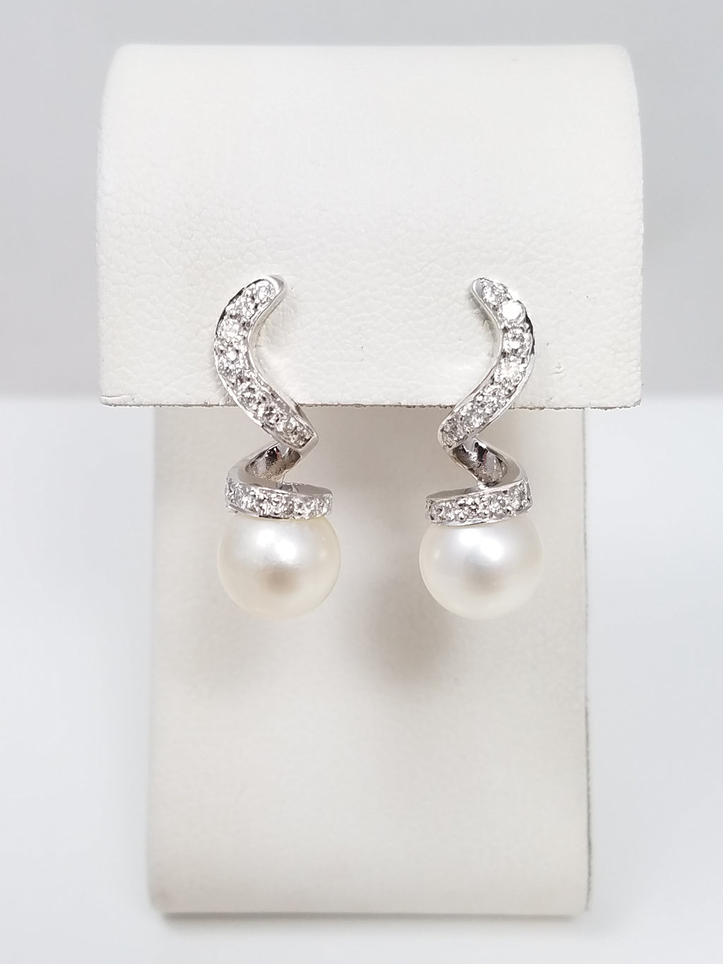 Remarkable 18k White Gold Cultured Akoya Pearl Natural Diamond Dangle Earrings
