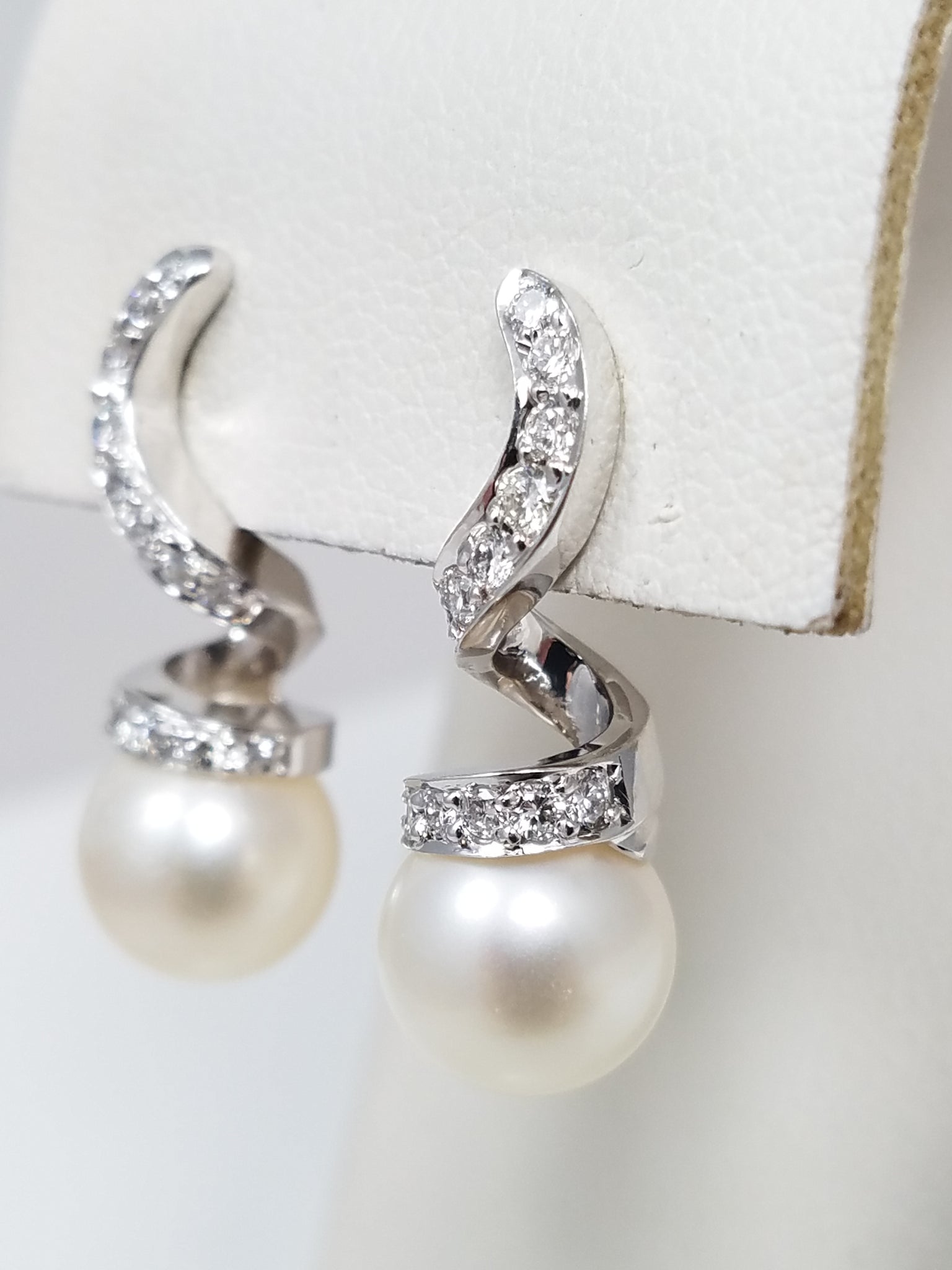 Remarkable 18k White Gold Cultured Akoya Pearl Natural Diamond Dangle Earrings