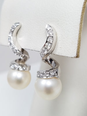 Remarkable 18k White Gold Cultured Akoya Pearl Natural Diamond Dangle Earrings