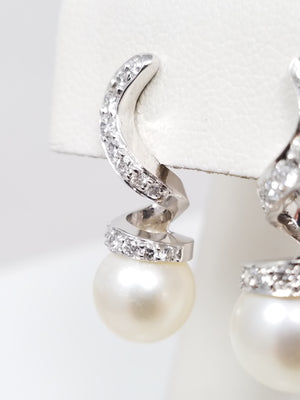 Remarkable 18k White Gold Cultured Akoya Pearl Natural Diamond Dangle Earrings