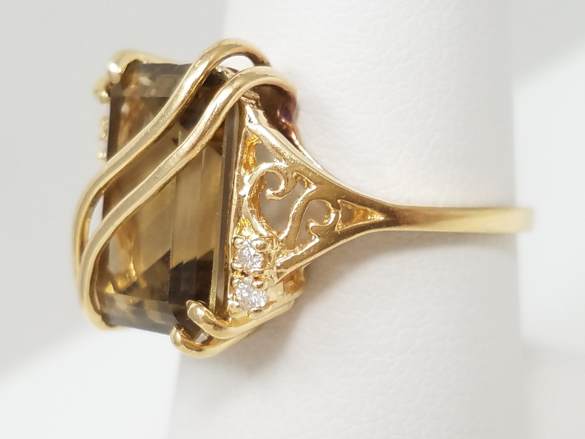 Sophisticated 14k Yellow Gold Natural Quartz Diamond Ring