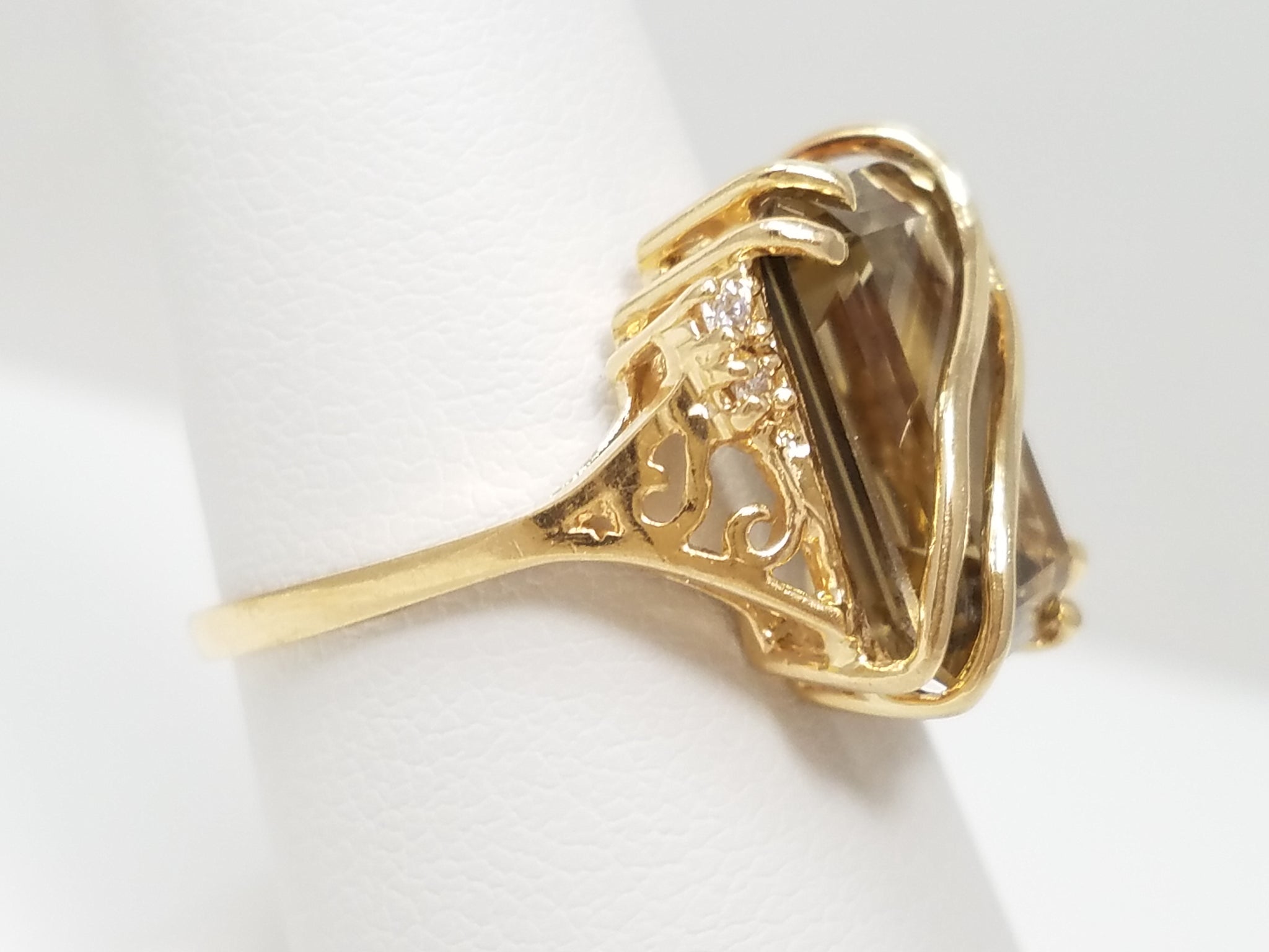 Sophisticated 14k Yellow Gold Natural Quartz Diamond Ring