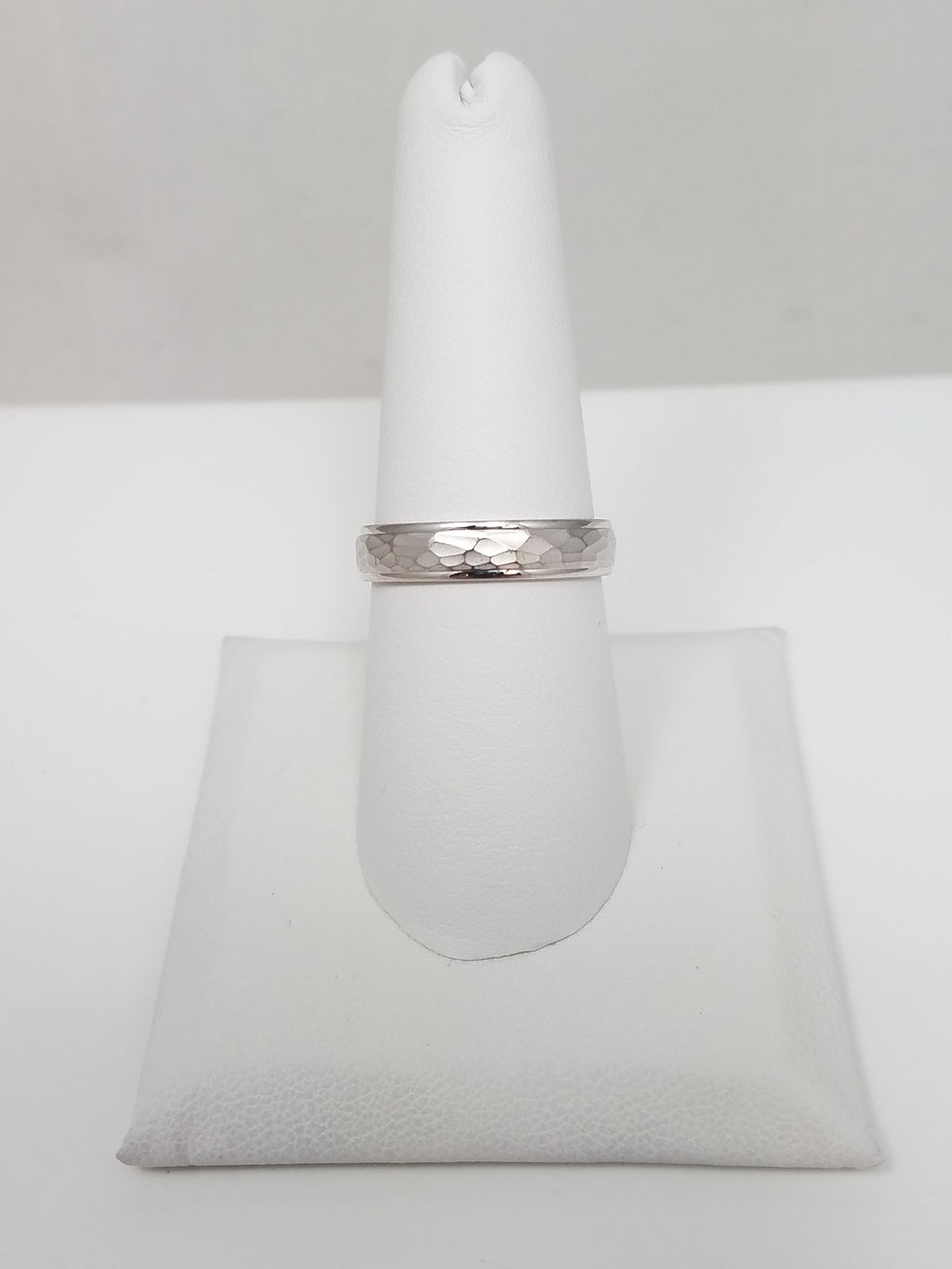 Chic 14k White Gold Hammered Finish Wedding Ring Band