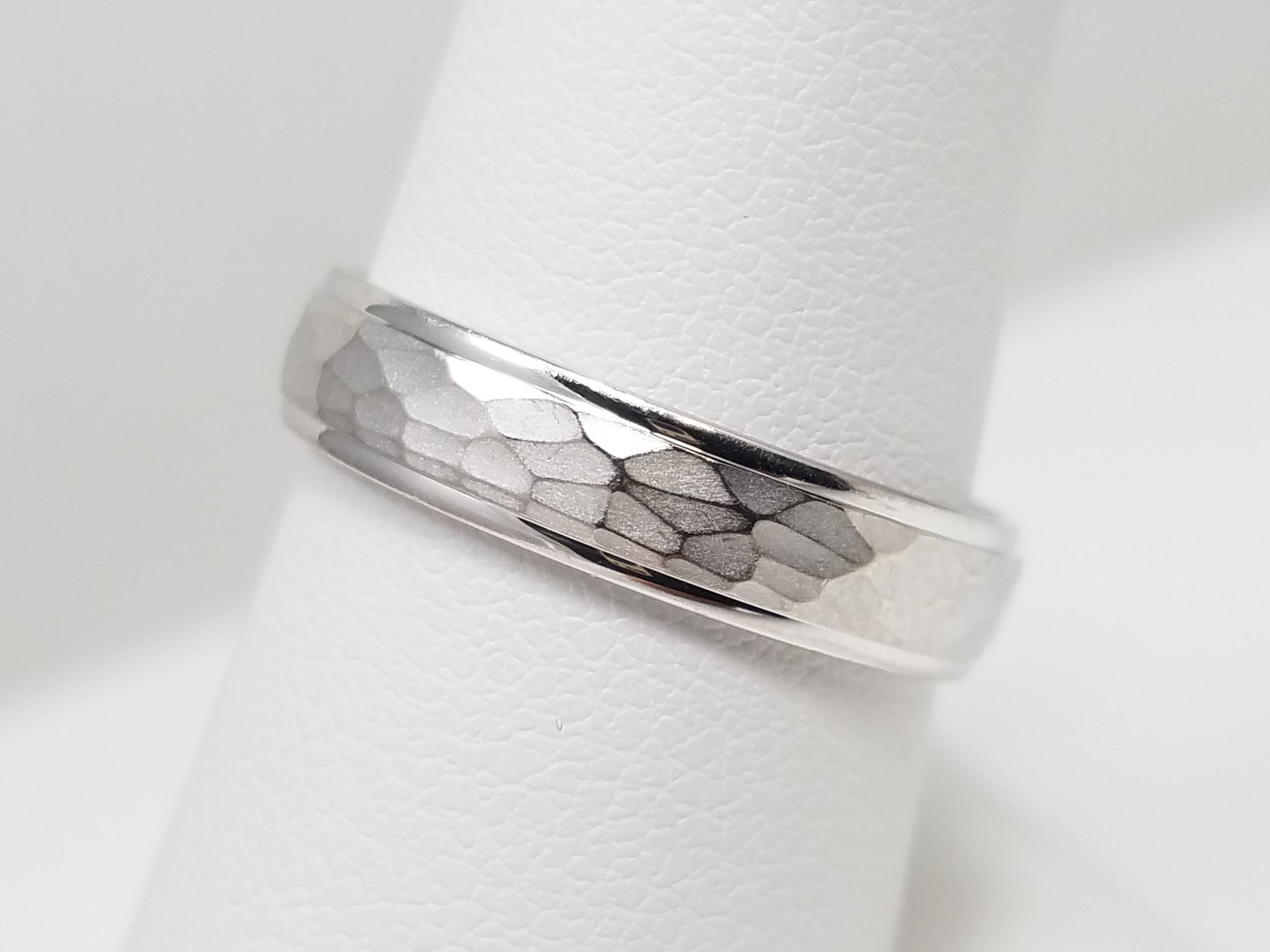 Chic 14k White Gold Hammered Finish Wedding Ring Band