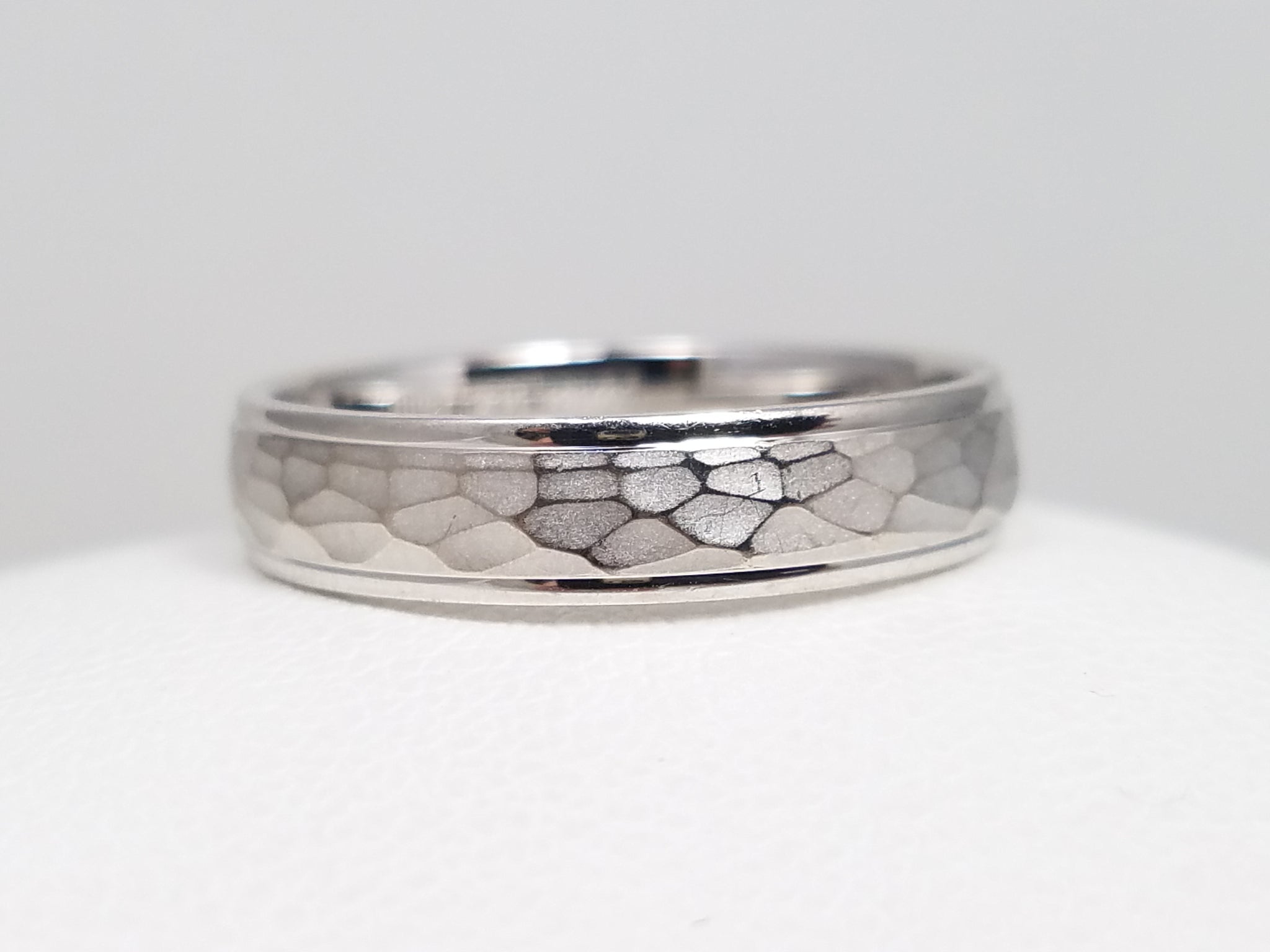 Chic 14k White Gold Hammered Finish Wedding Ring Band