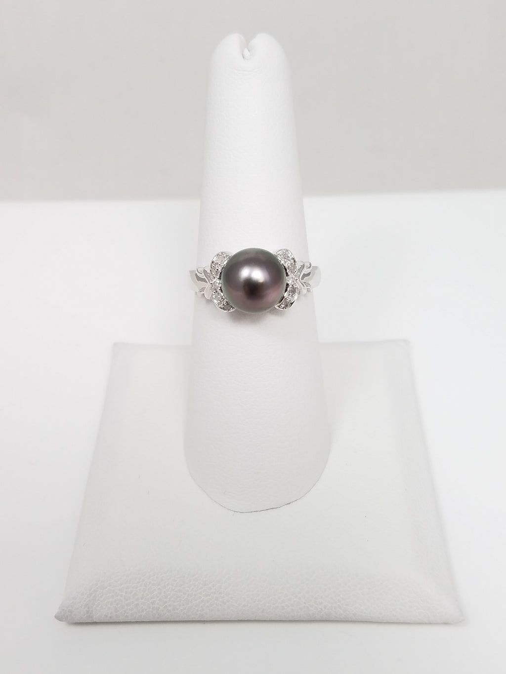 Soothing 14k White Gold Tahitian Peal Natural Diamond Ring