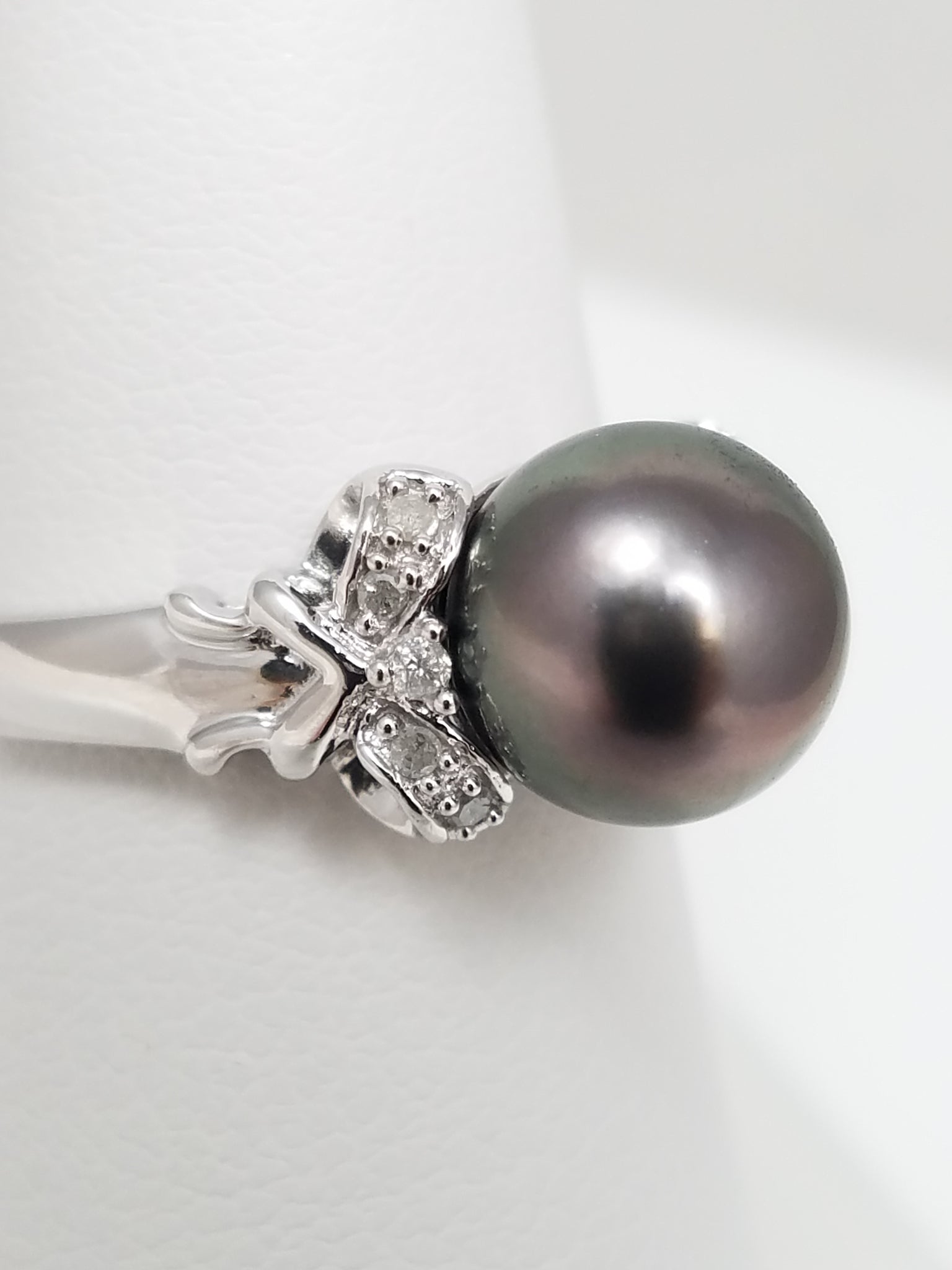 Soothing 14k White Gold Tahitian Peal Natural Diamond Ring
