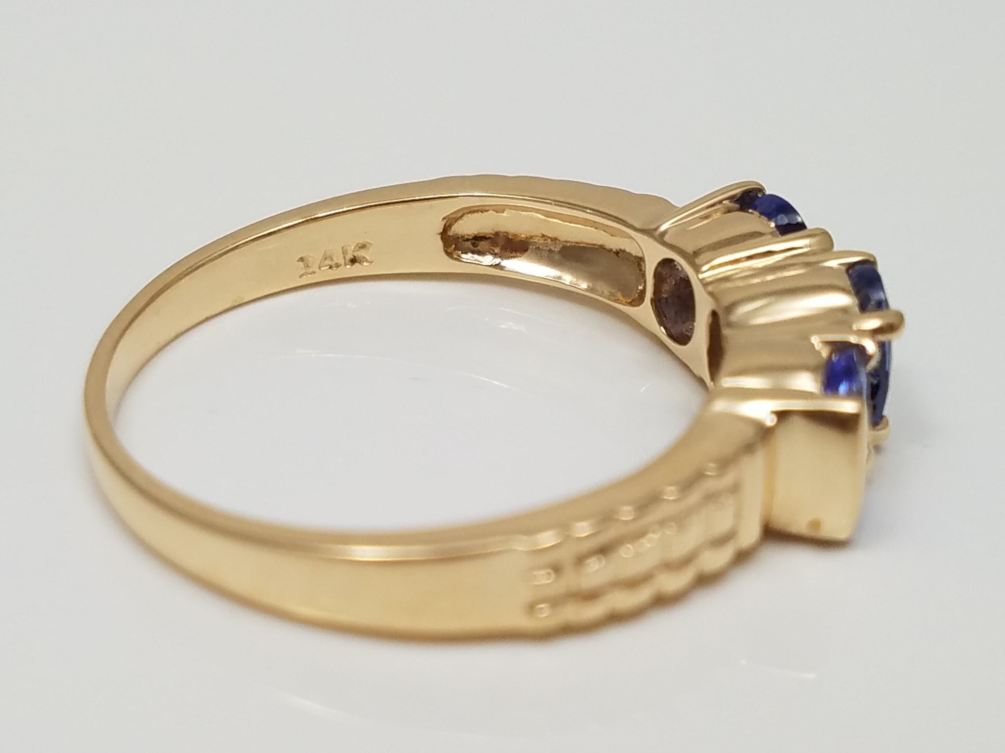 Fashionable 14k Yellow Gold Natural Tanzanite Three Stone Ring
