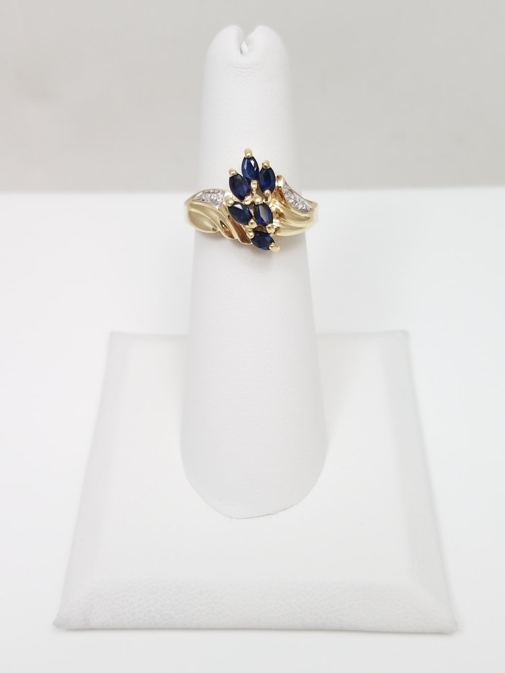 Attractive 10k Yellow Gold Natural Sapphire Diamond Ring