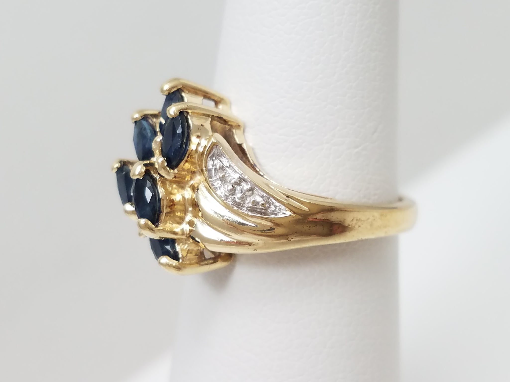 Attractive 10k Yellow Gold Natural Sapphire Diamond Ring