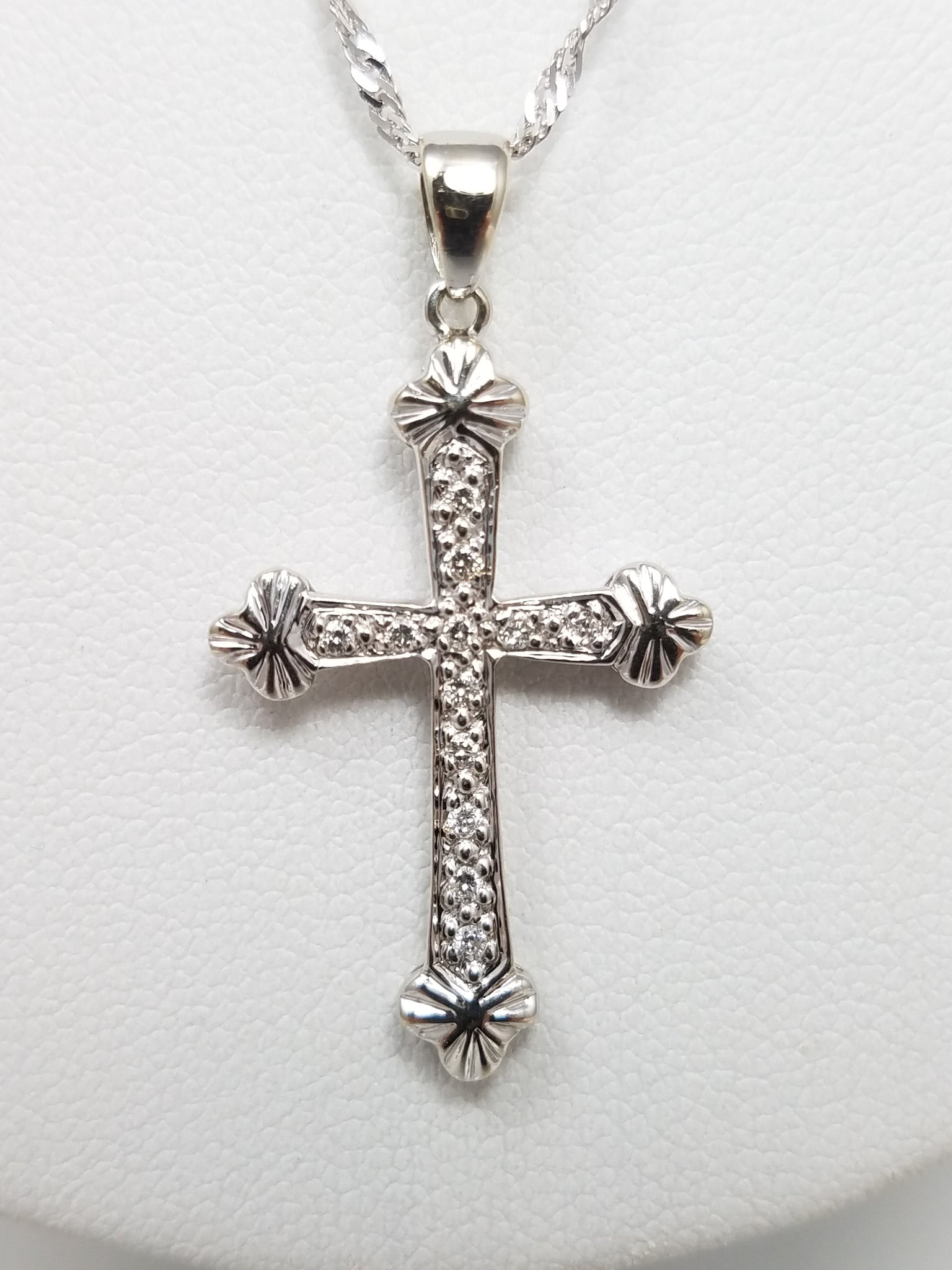 Majestic 20" 14k White Gold Natural Diamond Cross Pendant Necklace
