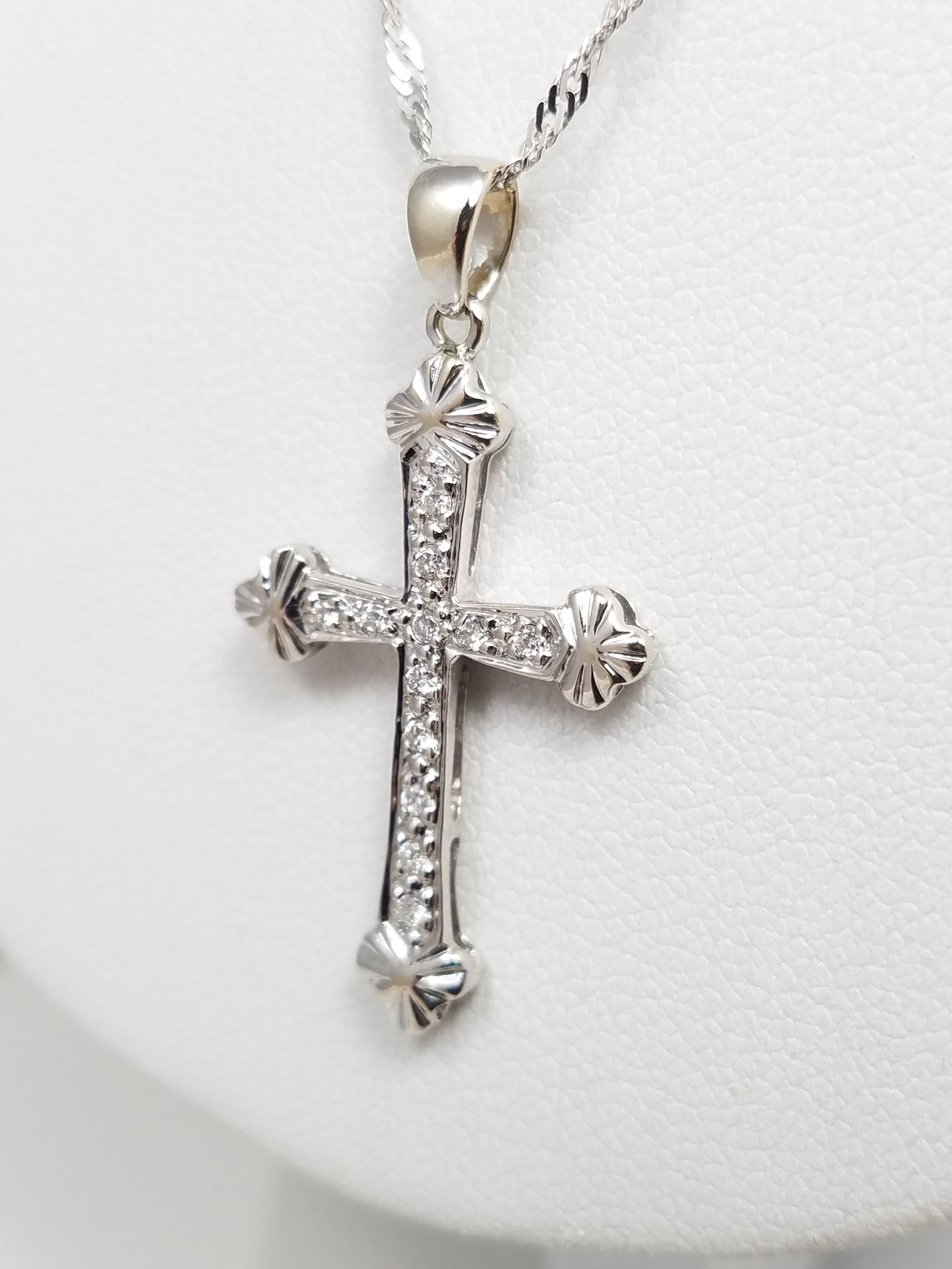 Majestic 20" 14k White Gold Natural Diamond Cross Pendant Necklace