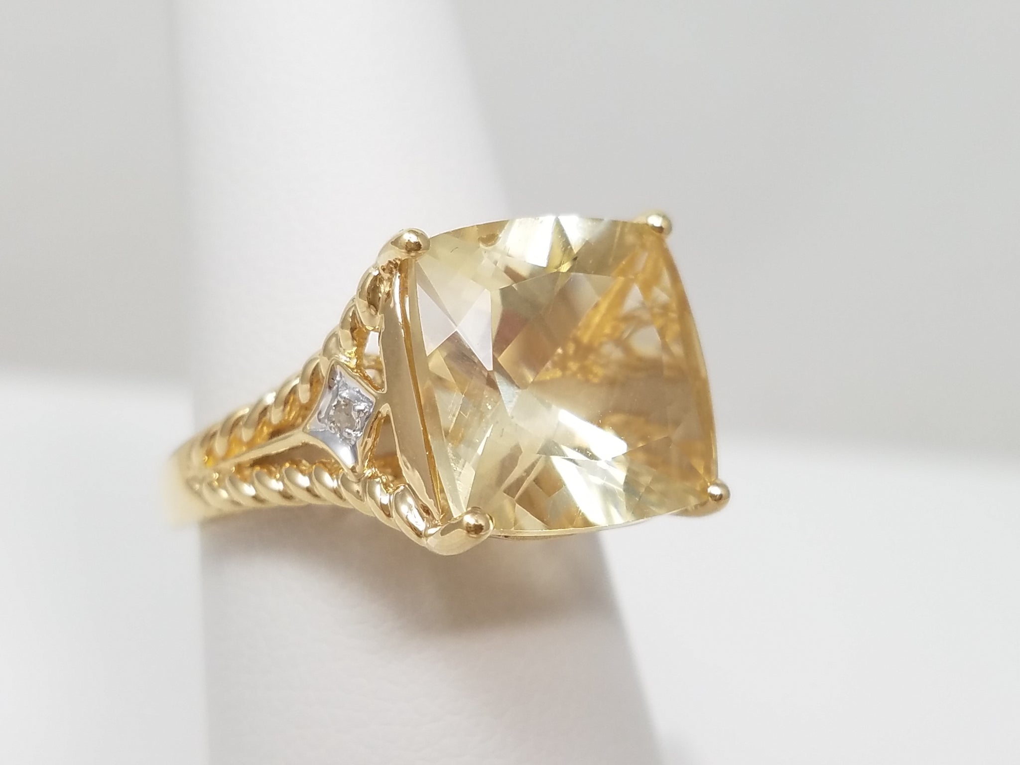Charming 14k Yellow Gold Natural Citrine Diamond Ring